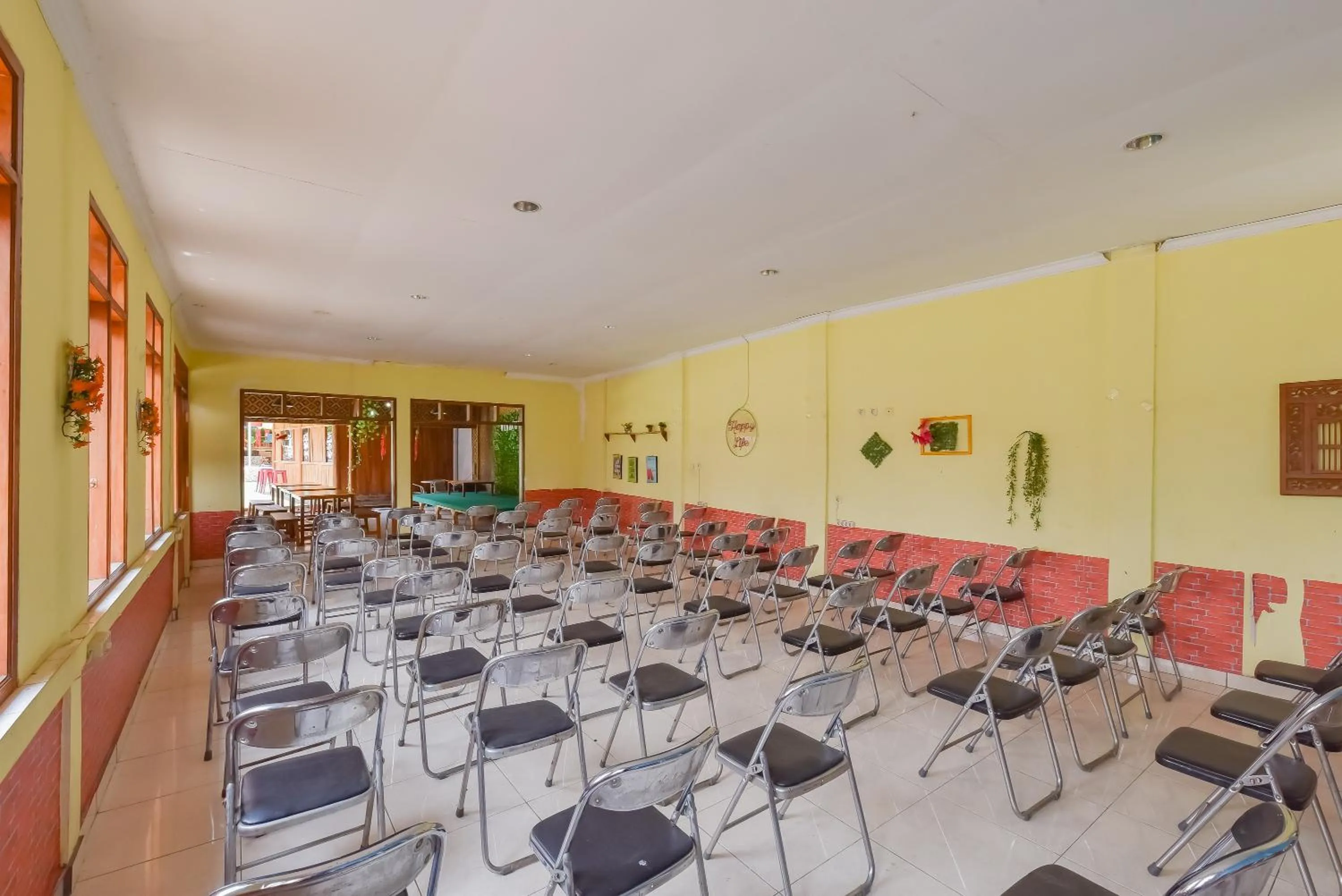 Seating area in RedDoorz At Pondok Winagung Ciwidey