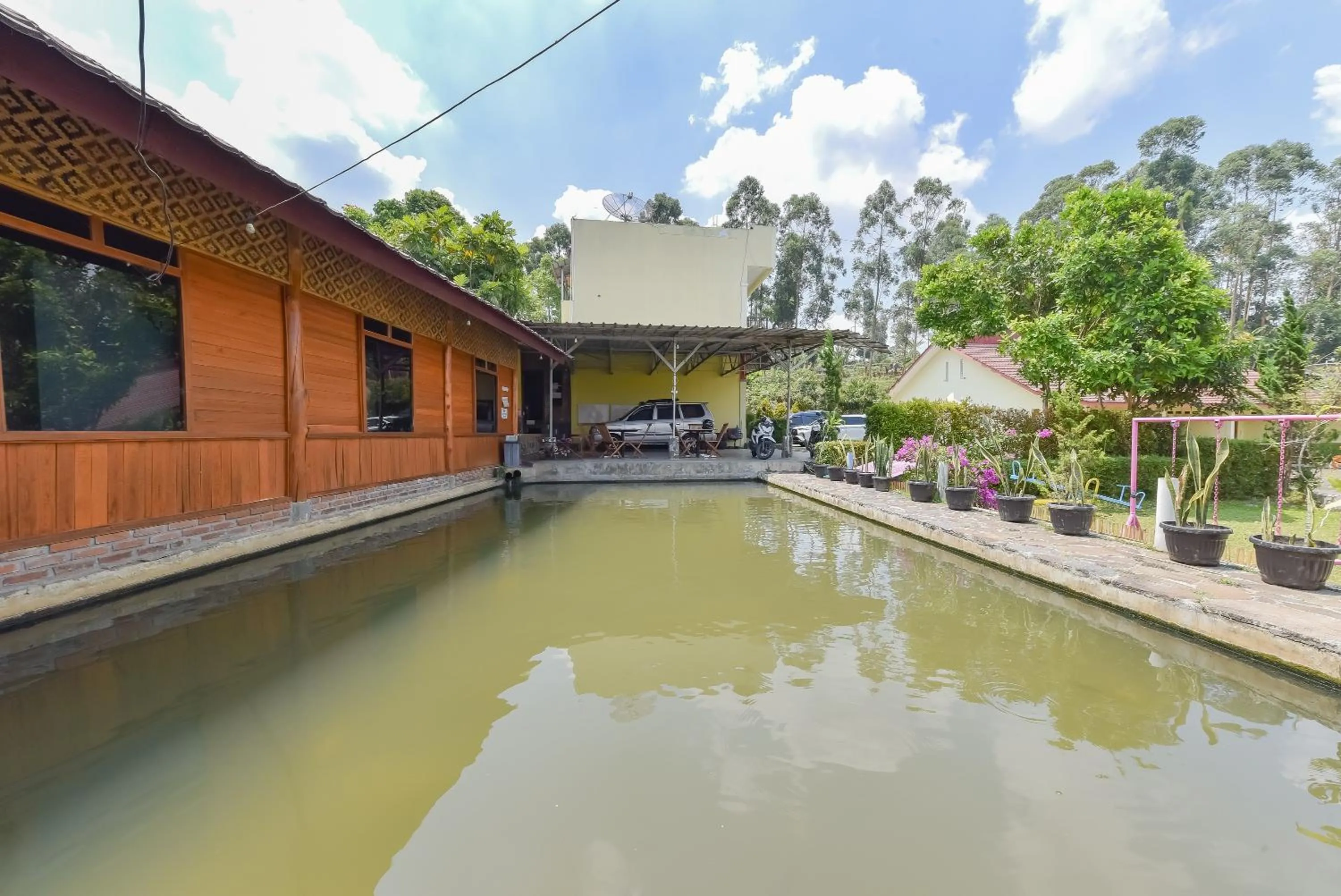 Property building in RedDoorz At Pondok Winagung Ciwidey