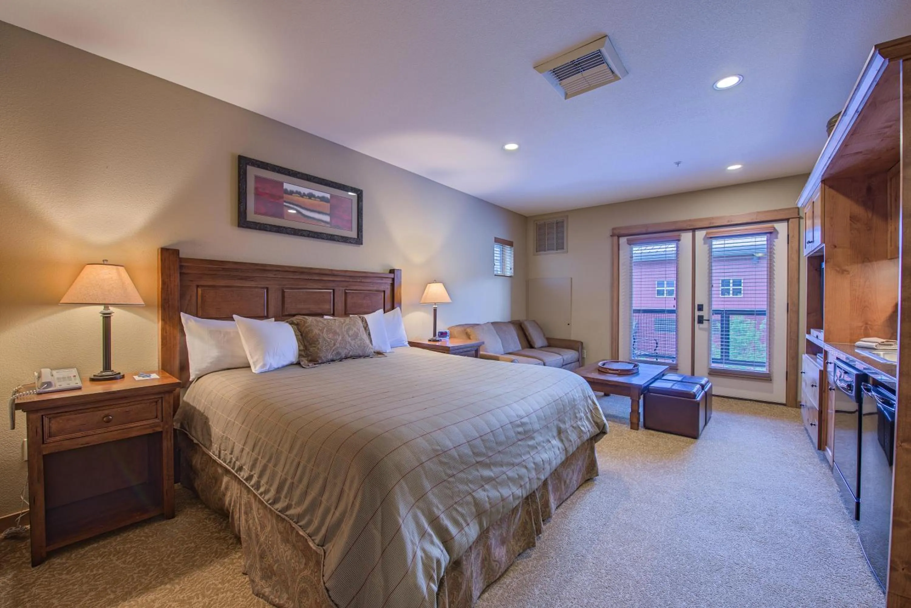 Photo of the whole room, Bed in Silver Mountain Lodging