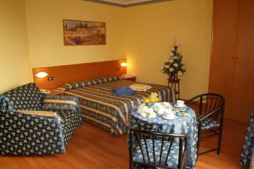 Triple Room in Hotel Le Mura e Residence Triple Room in Hotel Le Mura e Residence