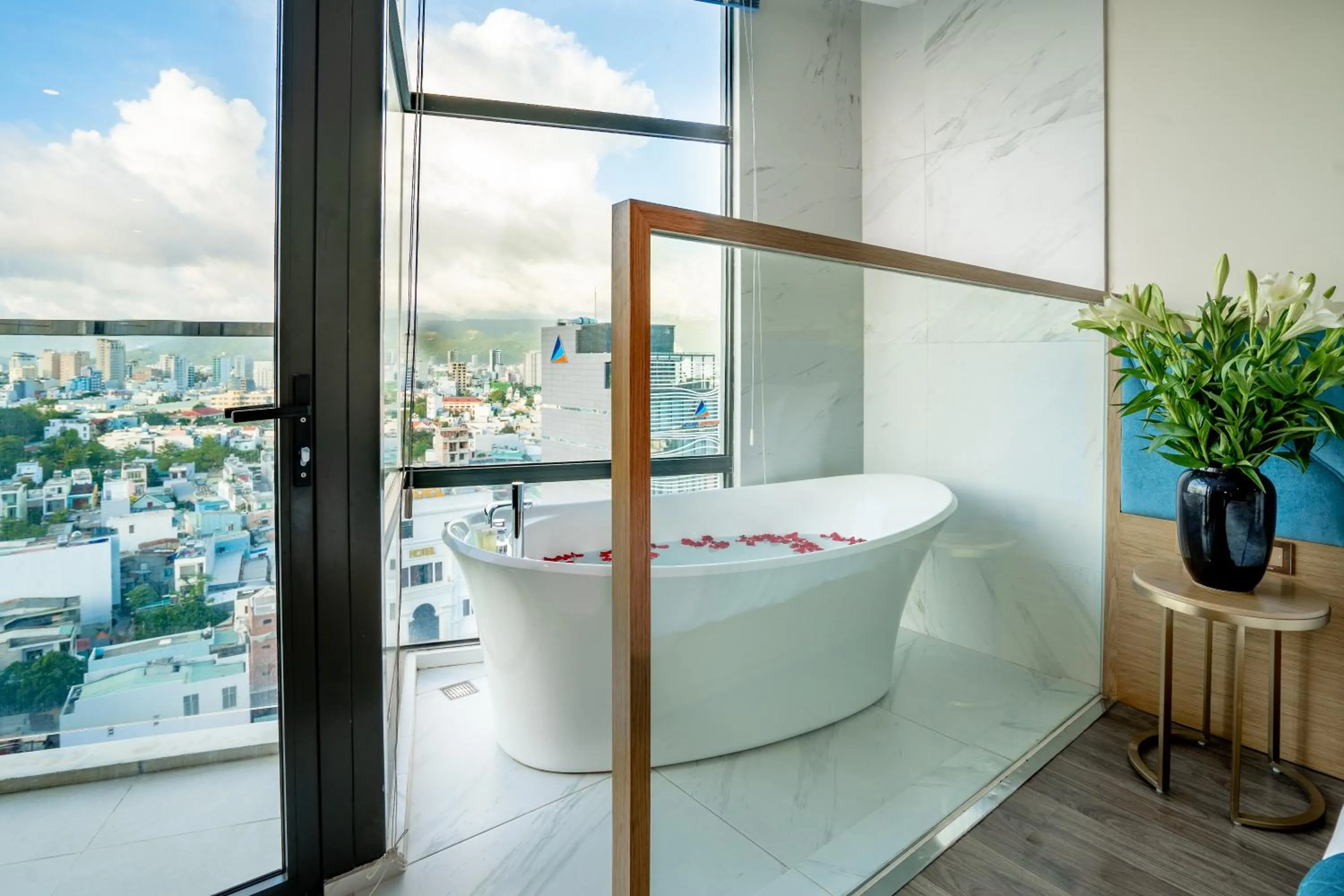Bathroom in San Marino Boutique Danang - 10 mins to Dragon Bridge & 15 mins to My Khe Beach