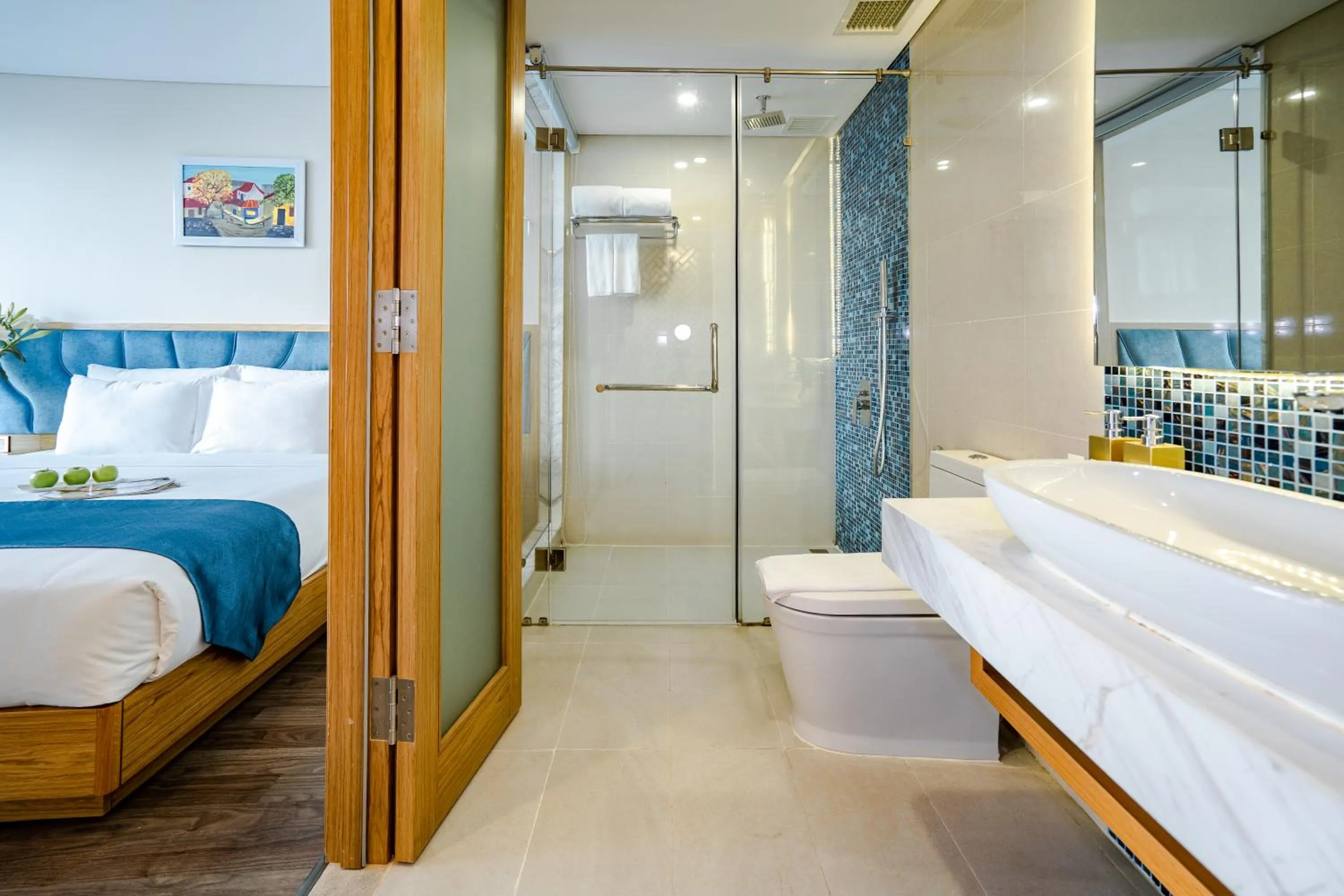 Bathroom, Bed in San Marino Boutique Danang - 10 mins to Dragon Bridge & 15 mins to My Khe Beach