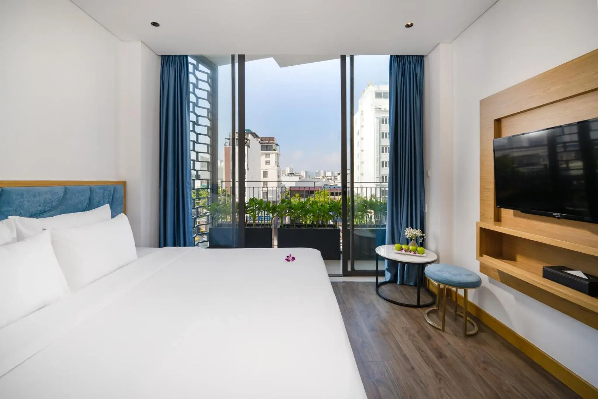Executive Suite in San Marino Boutique Danang - 10 mins to Dragon Bridge, 15 mins to My Khe Beach Executive Suite in San Marino Boutique Danang - 10 mins to Dragon Bridge, 15 mins to My Khe Beach