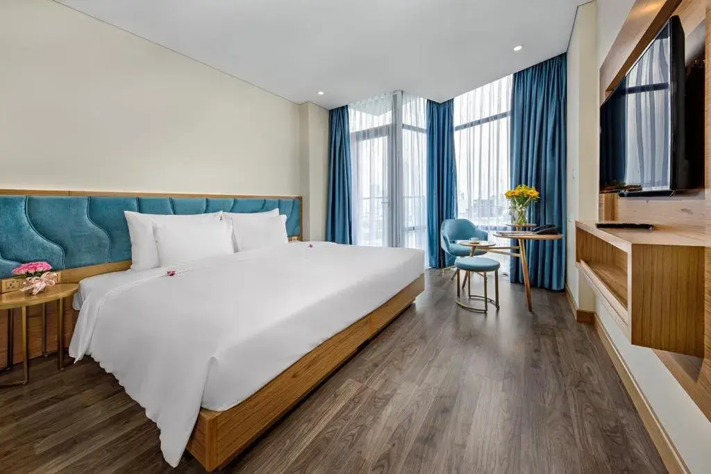 Deluxe Double Room with Balcony with City View in San Marino Boutique Danang - 10 mins to Dragon Bridge, 15 mins to My Khe Beach Deluxe Double Room with Balcony with City View in San Marino Boutique Danang - 10 mins to Dragon Bridge, 15 mins to My Khe Beach