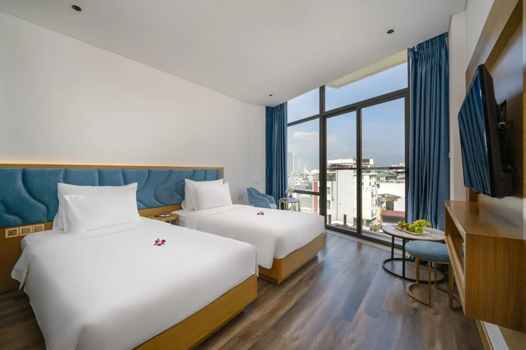 Premier Deluxe Twin Room with Balcony and Bath Tub in San Marino Boutique Danang - 10 mins to Dragon Bridge, 15 mins to My Khe Beach Premier Deluxe Twin Room with Balcony and Bath Tub in San Marino Boutique Danang - 10 mins to Dragon Bridge, 15 mins to My Khe Beach