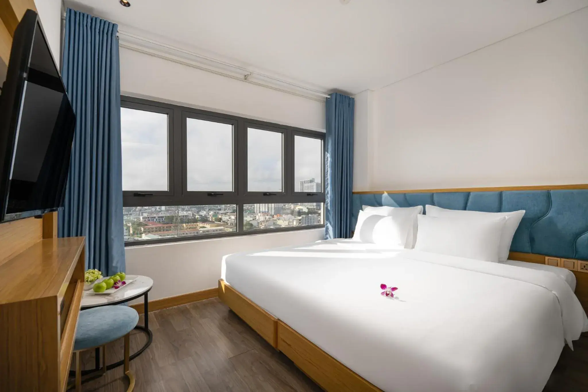 Superior Double Room with City View in San Marino Boutique Danang - 10 mins to Dragon Bridge, 15 mins to My Khe Beach Superior Double Room with City View in San Marino Boutique Danang - 10 mins to Dragon Bridge, 15 mins to My Khe Beach