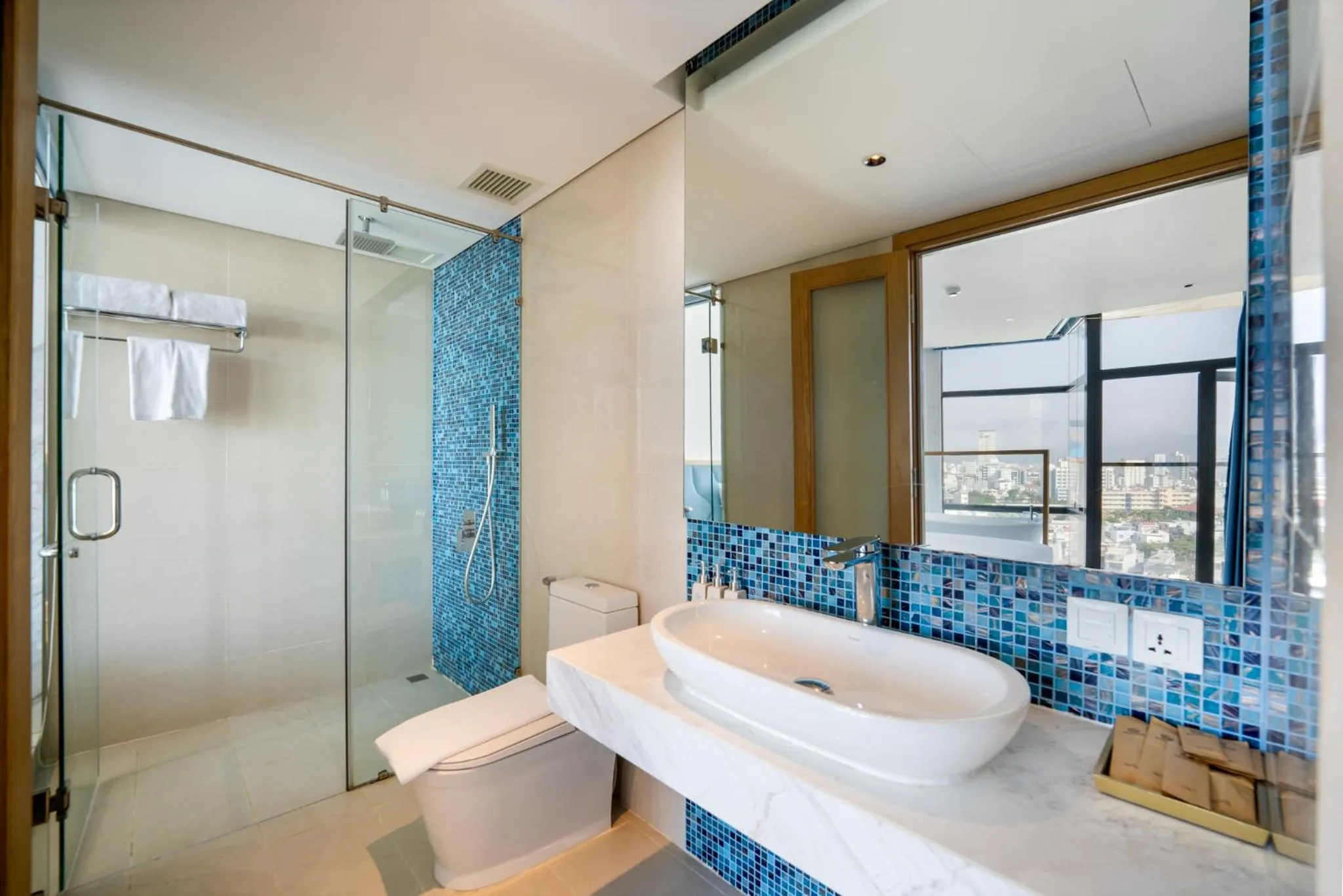 Bathroom in San Marino Boutique Danang - 10 mins to Dragon Bridge & 15 mins to My Khe Beach