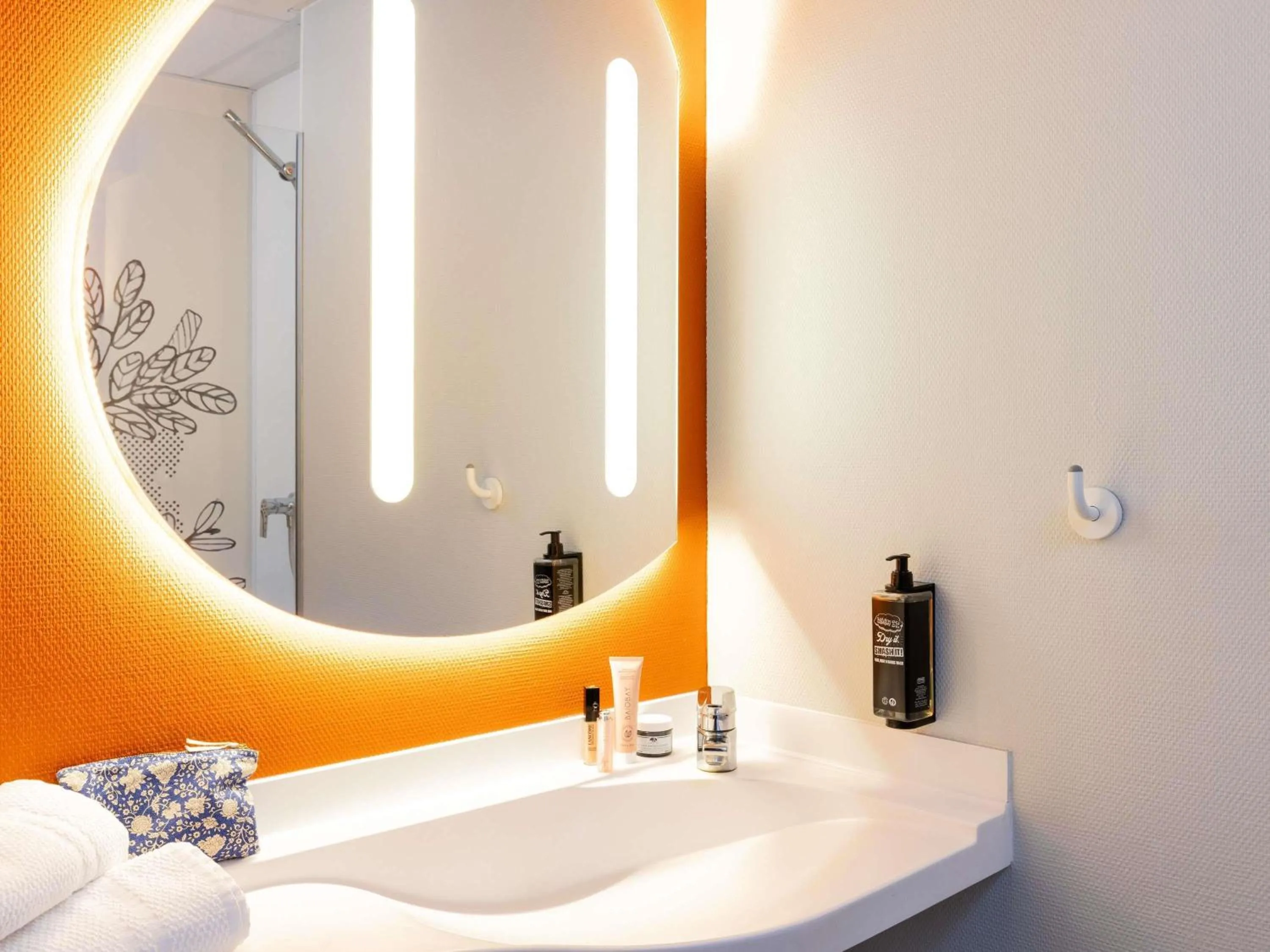 Bedroom in ibis budget Carcassonne La Cité