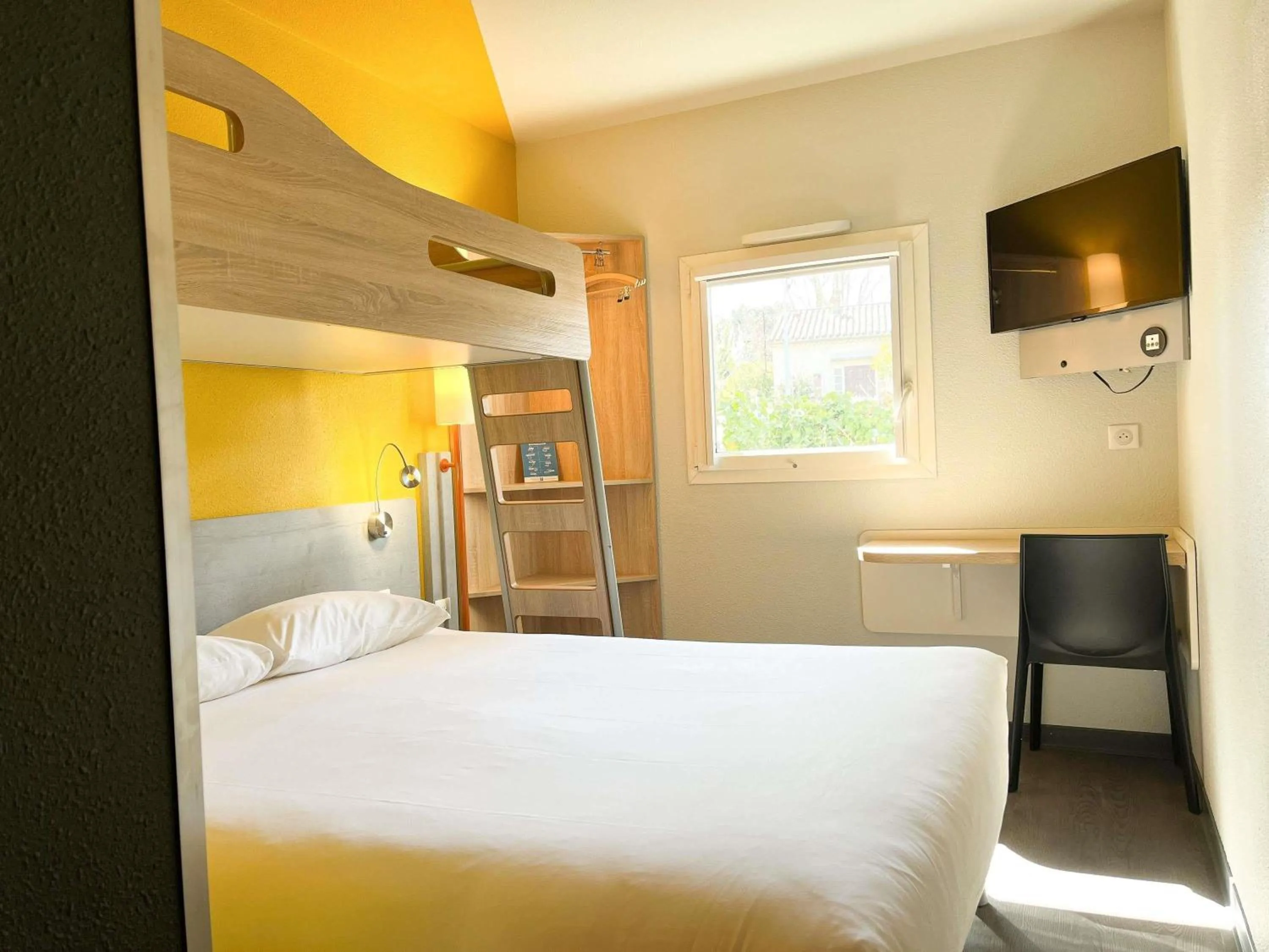 Bedroom, Bed in ibis budget Carcassonne La Cité