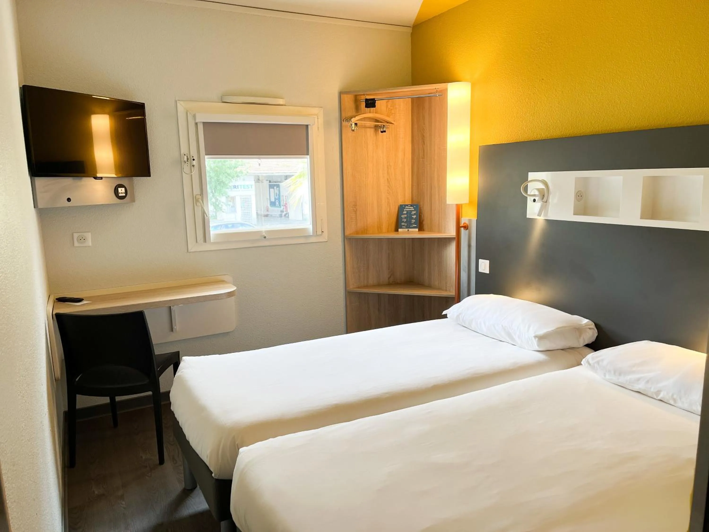 Photo of the whole room, Bed in ibis budget Carcassonne La Cité