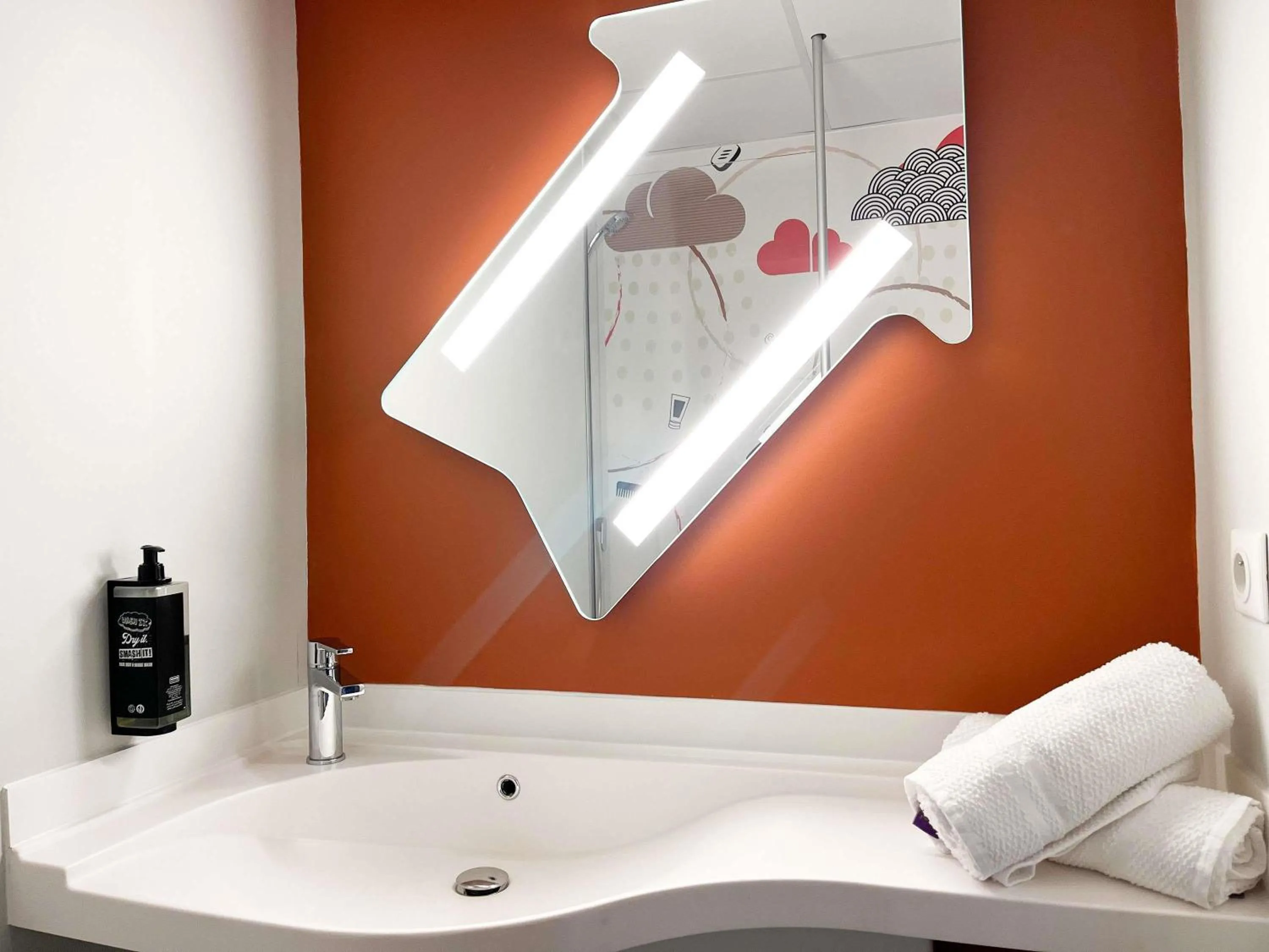 Bedroom in ibis budget Carcassonne La Cité