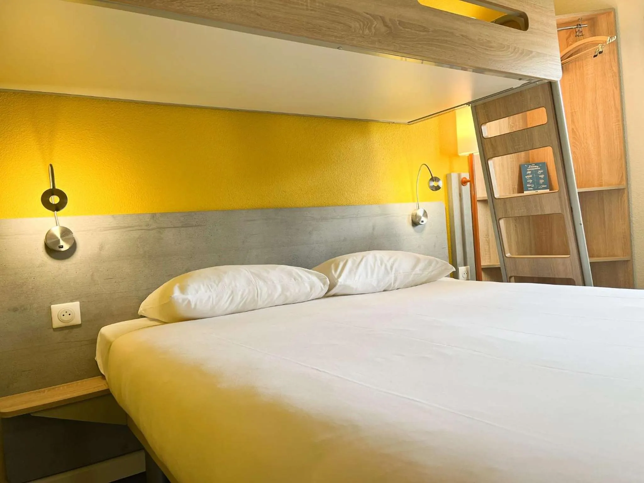 Bedroom, Bed in ibis budget Carcassonne La Cité