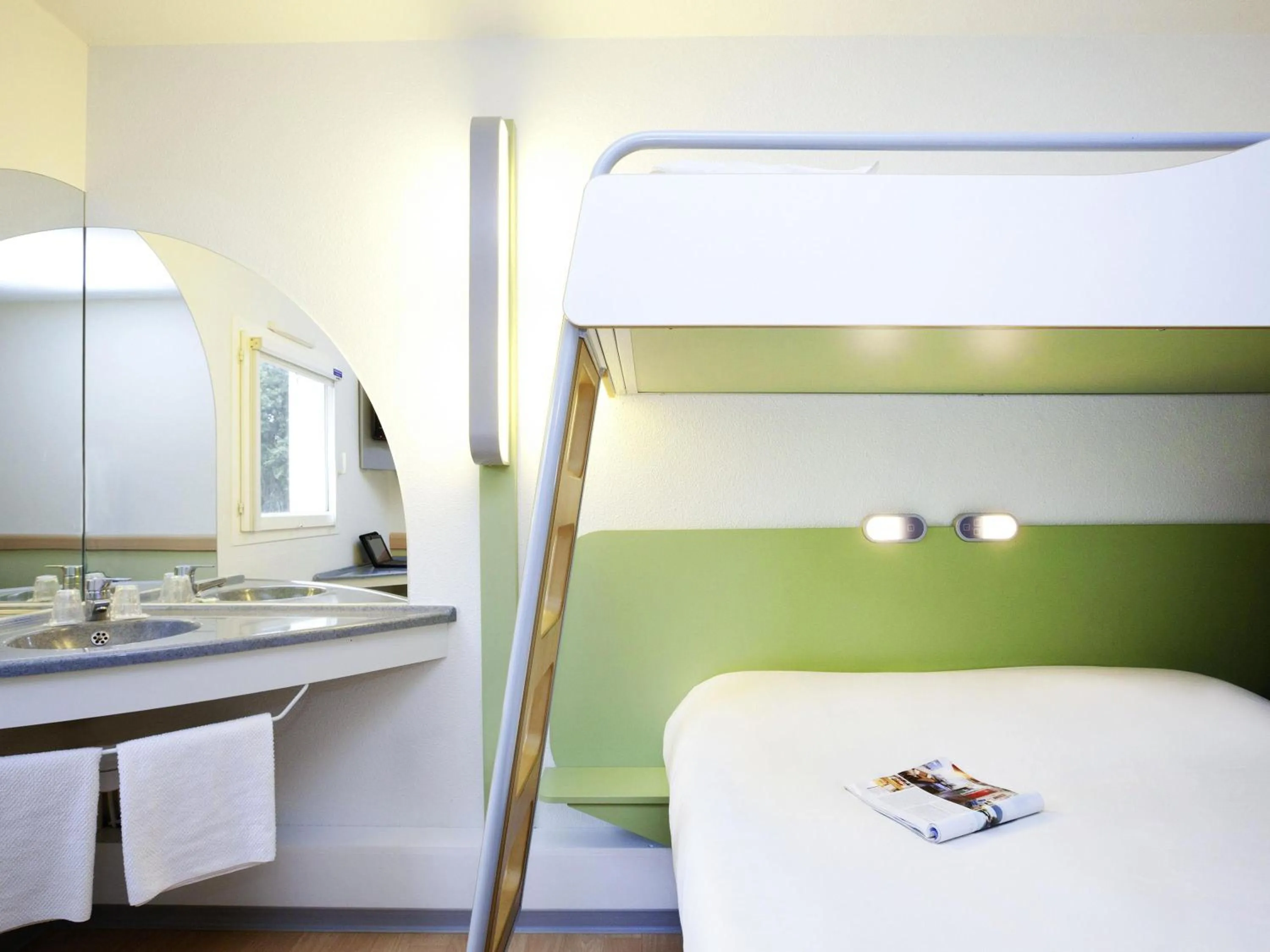 Bedroom, Bed in ibis budget Carcassonne La Cité