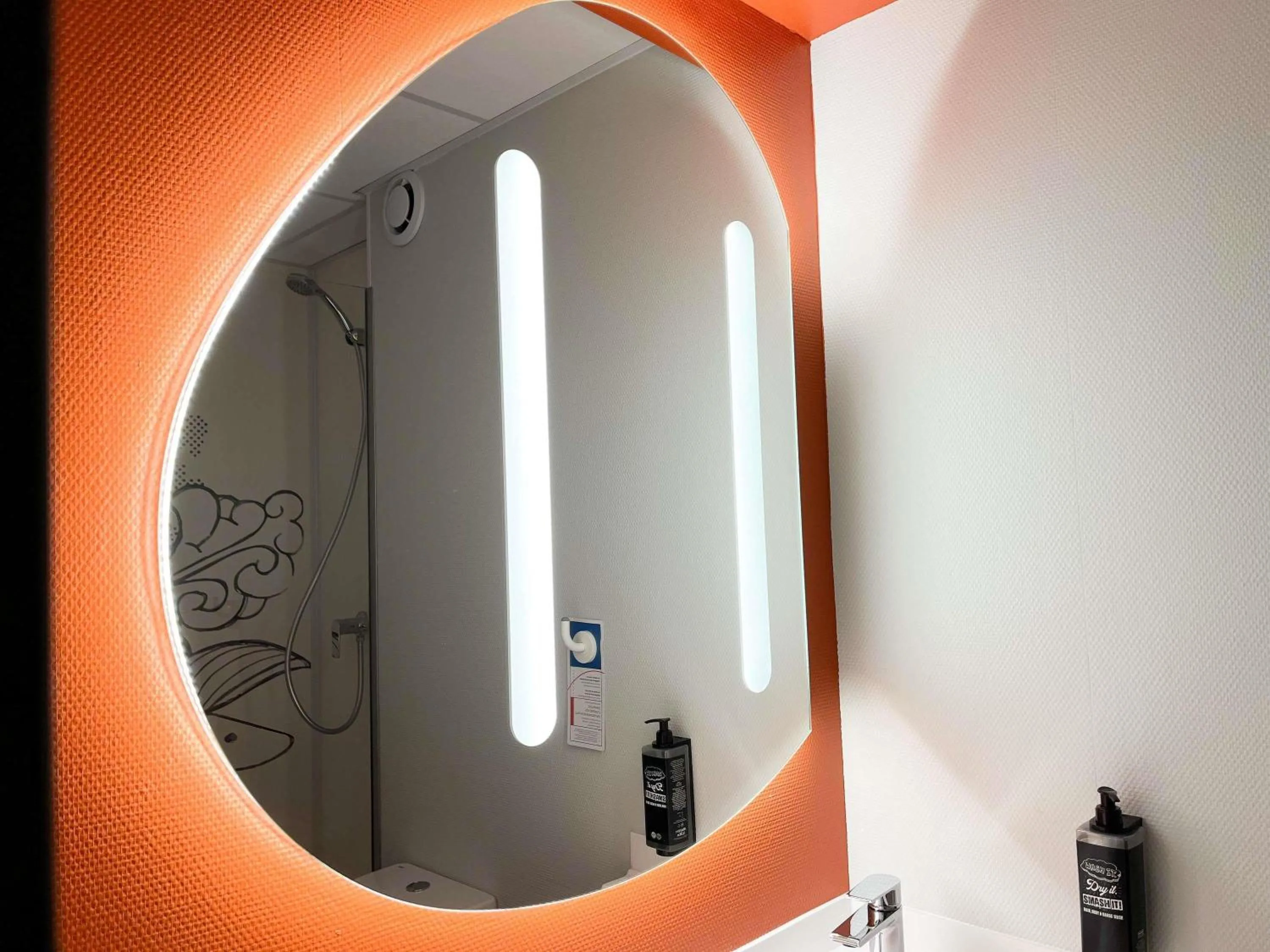 Bedroom in ibis budget Carcassonne La Cité