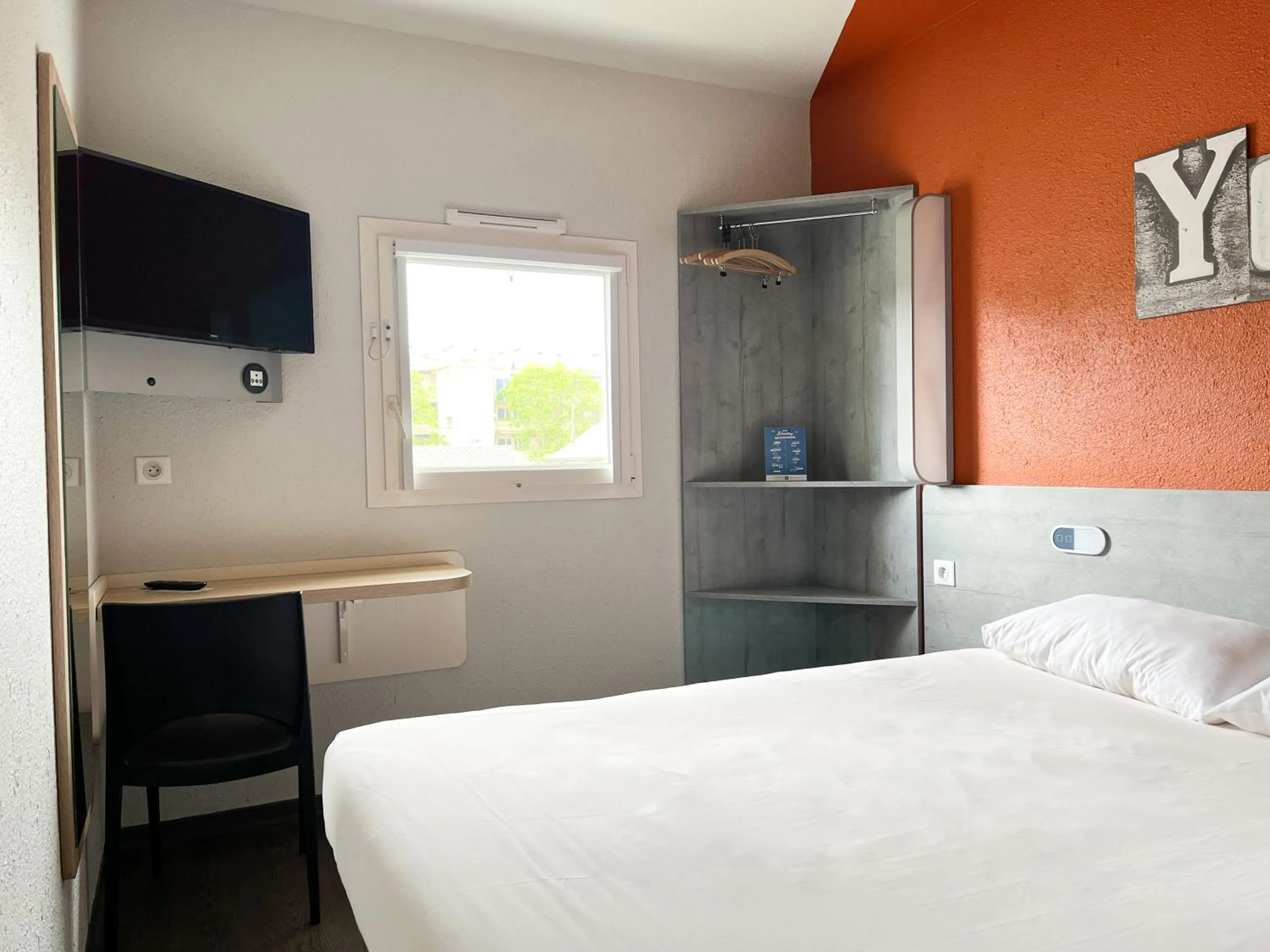 Bedroom, Bed in ibis budget Carcassonne La Cité