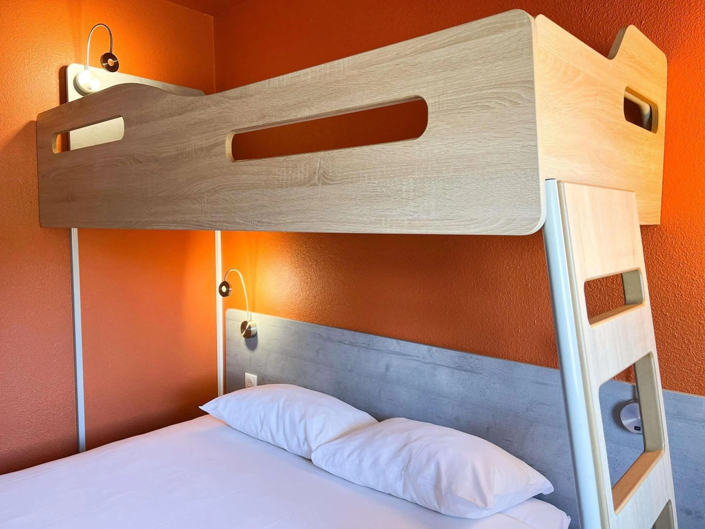 Bedroom, Bed in ibis budget Carcassonne La Cité