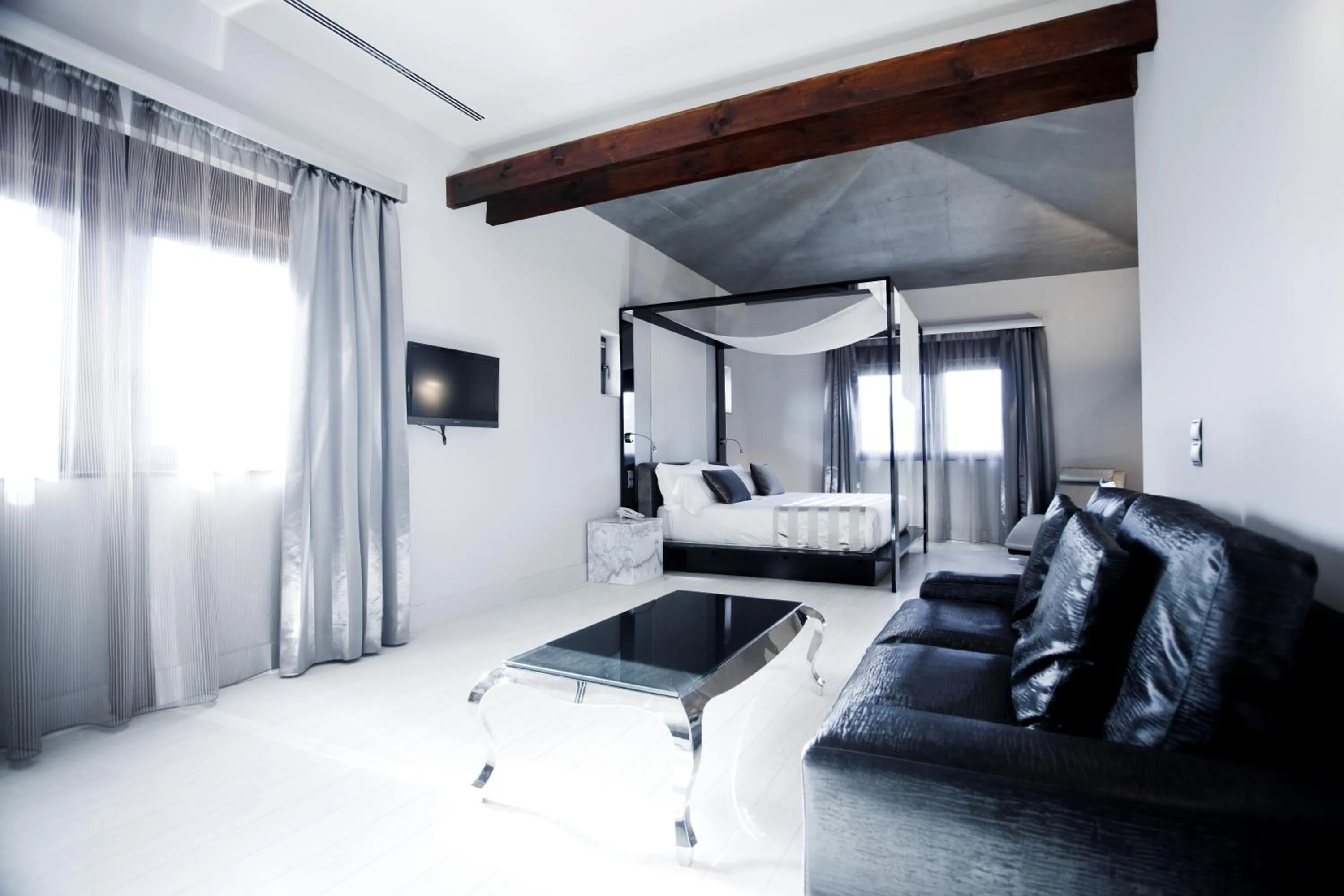 Photo of the whole room, Bed in Hotel & Winery Señorío de Nevada