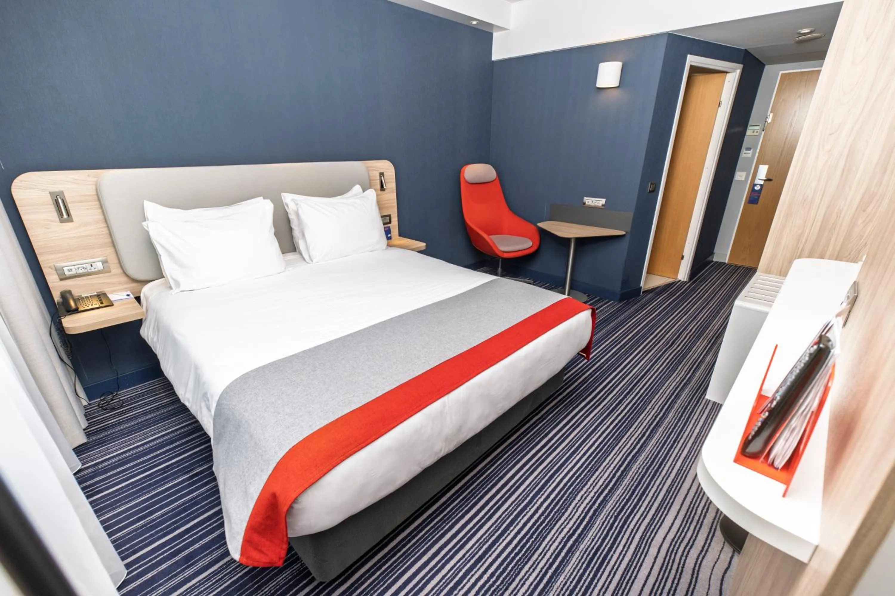 Property building, Bed in Holiday Inn Express Geneva Airport by IHG