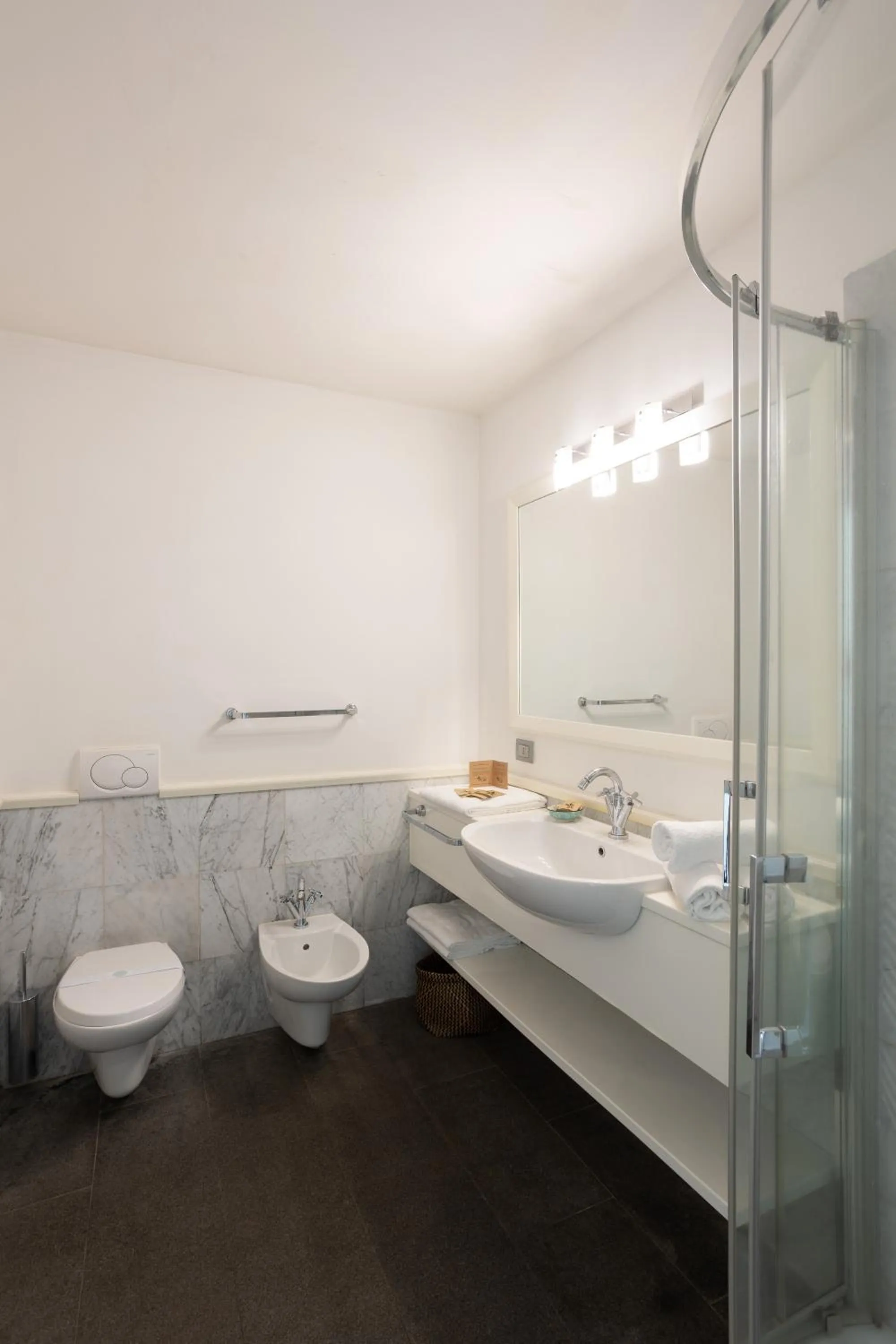 Toilet in Resort Antico Verbano