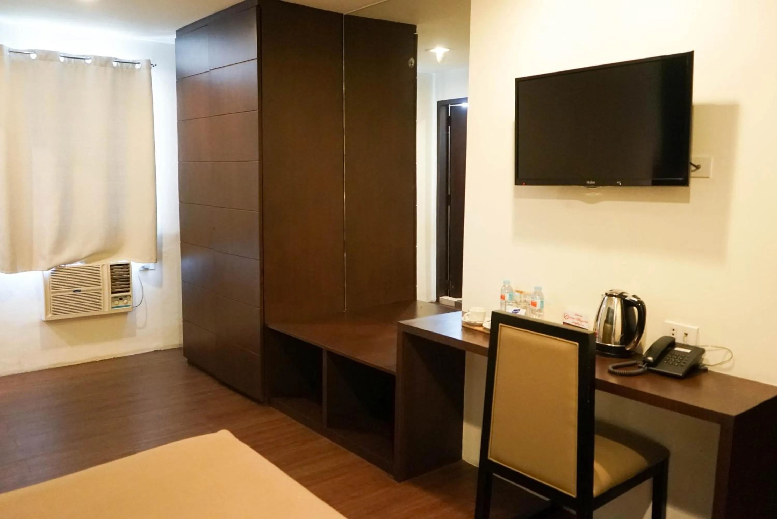 TV and multimedia, Bed in Tacloban Plaza Hotel