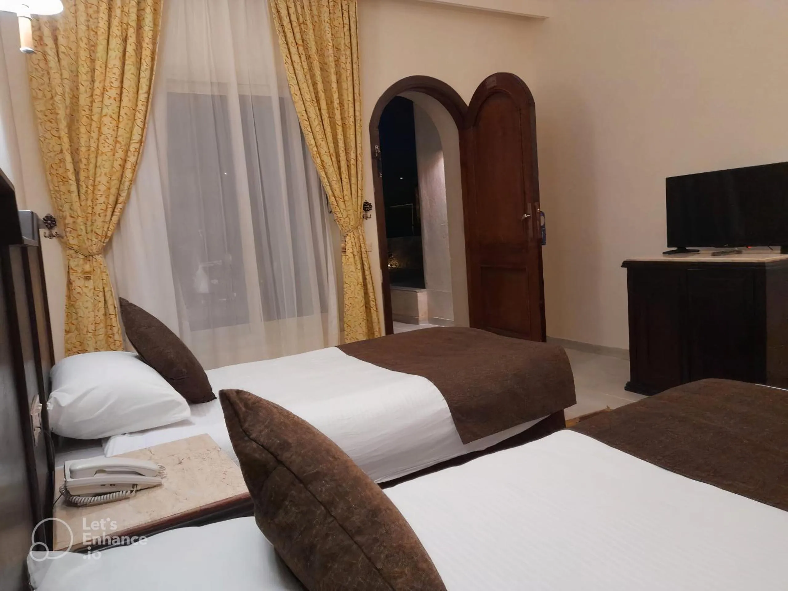 Bed, TV/Entertainment Center in Tivoli Hotel Aqua Park