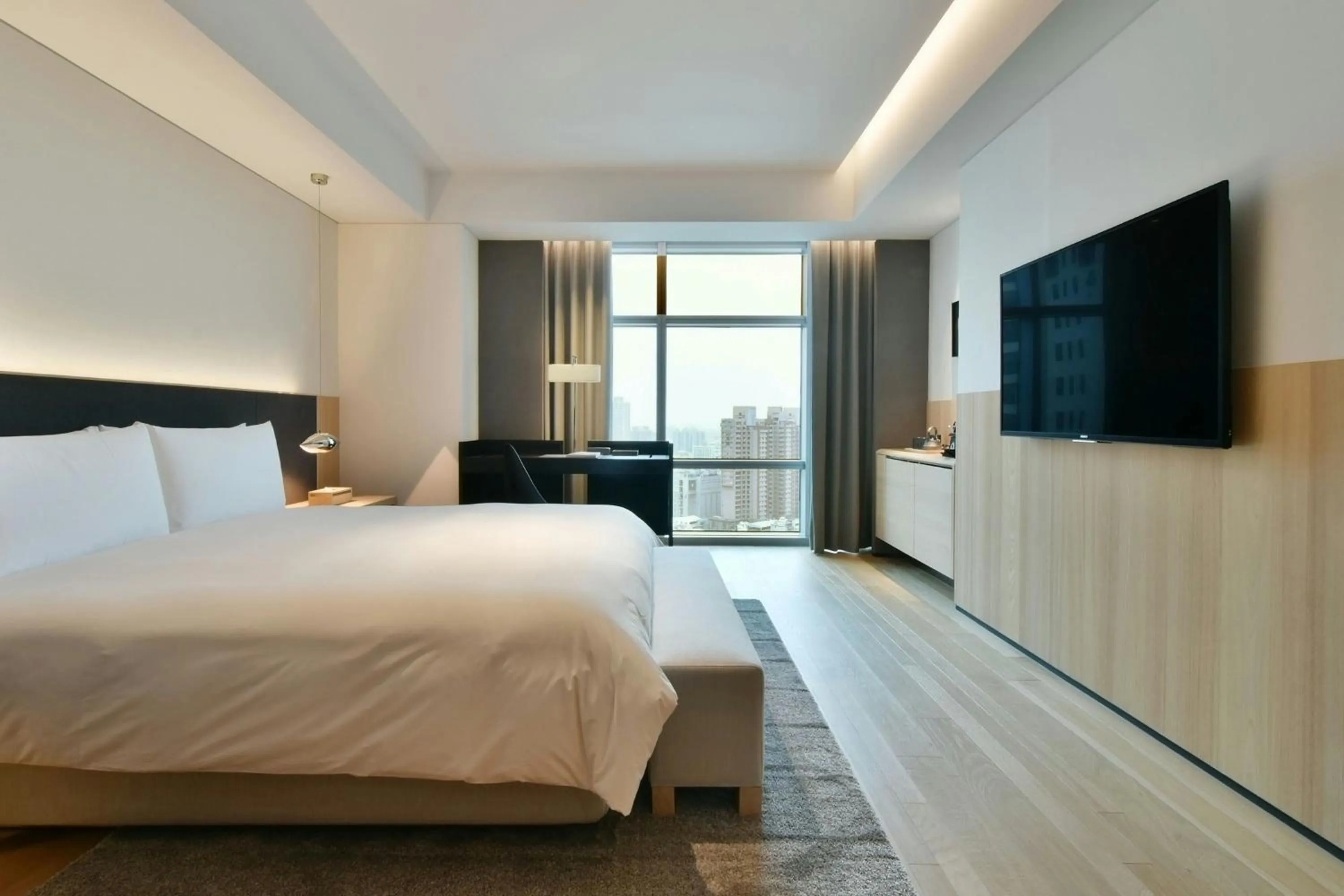 Photo of the whole room, Bed in THE AMNIS, a Luxury Collection Hotel, Kaohsiung