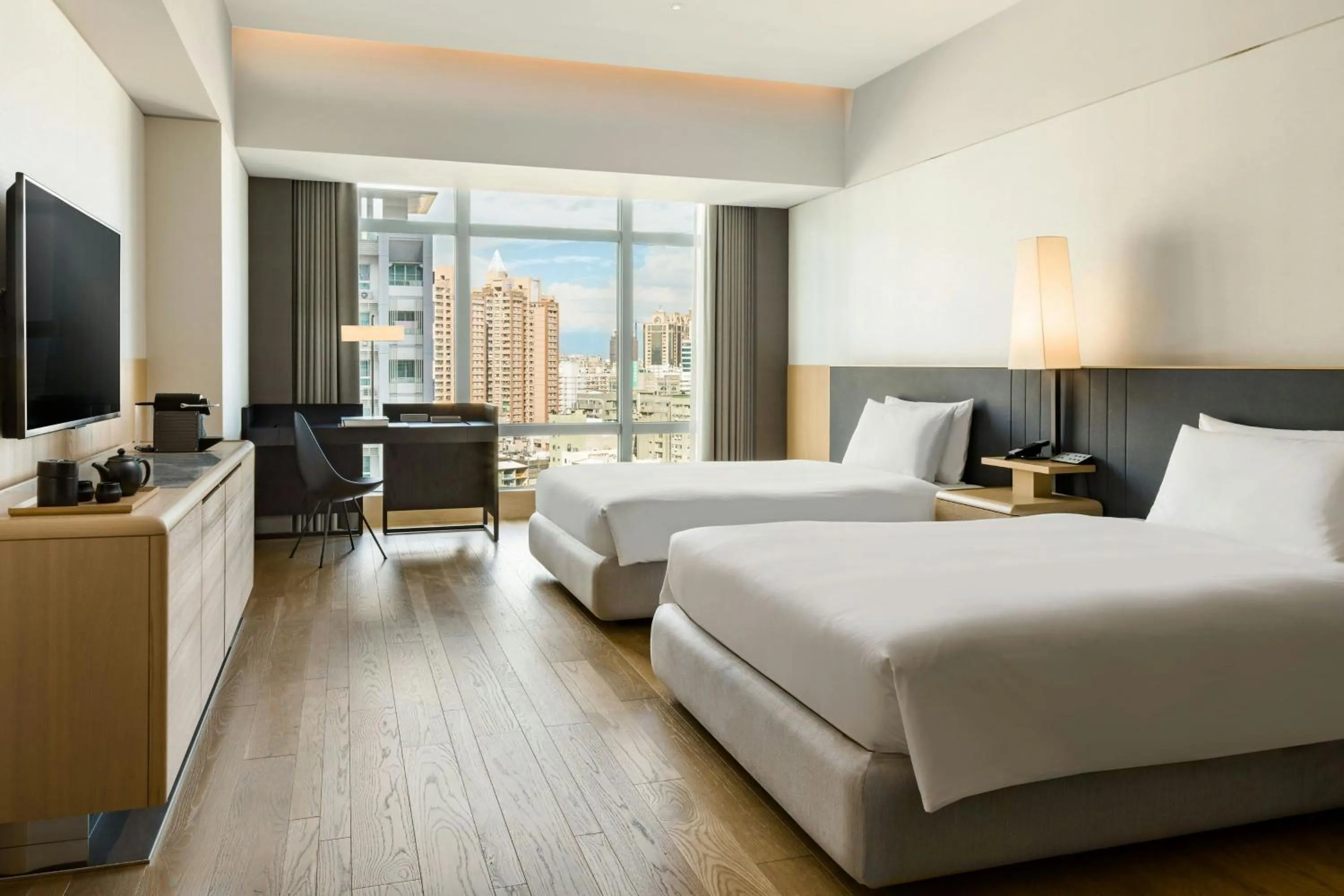 Photo of the whole room, Bed in THE AMNIS, a Luxury Collection Hotel, Kaohsiung