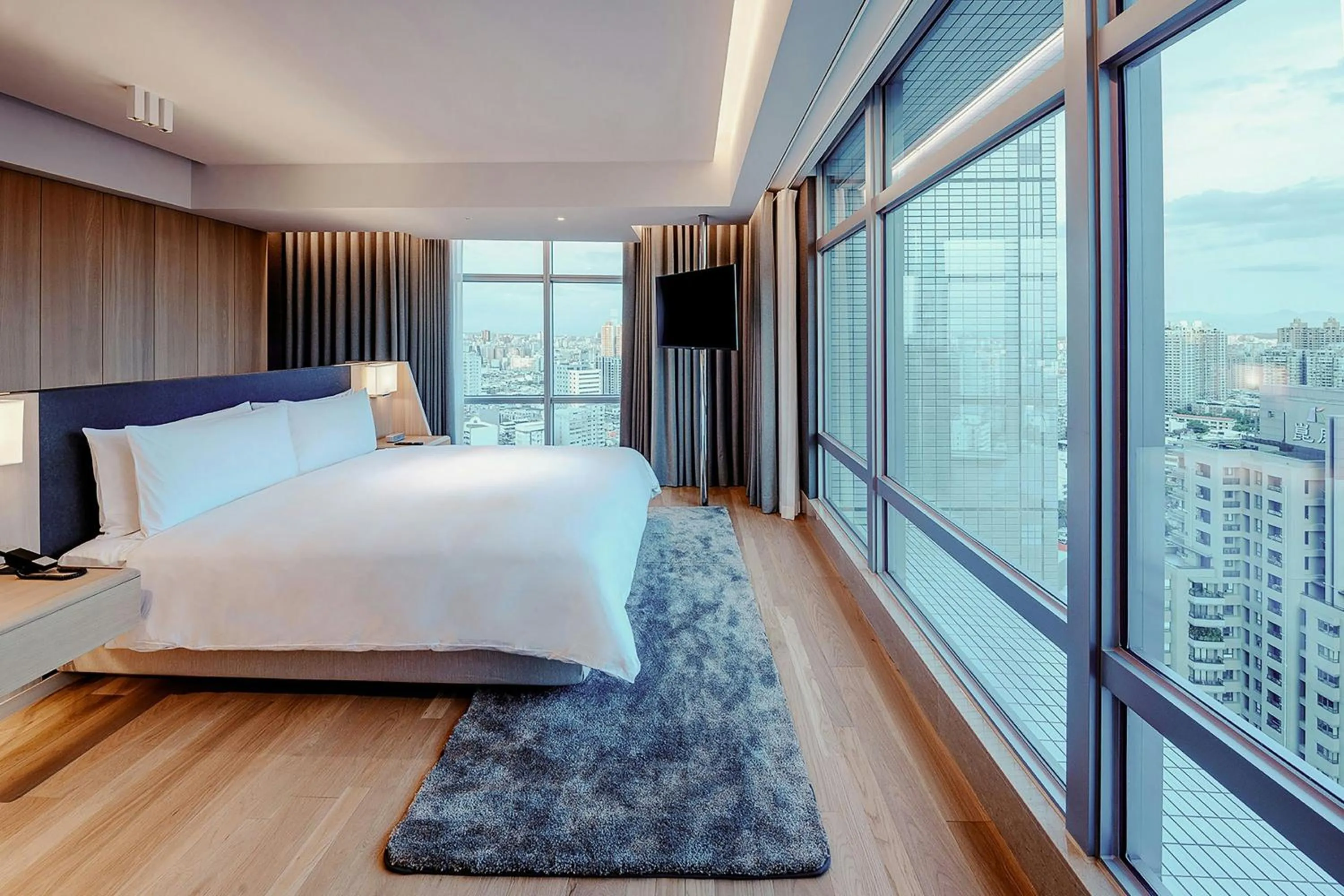 Photo of the whole room, Bed in THE AMNIS, a Luxury Collection Hotel, Kaohsiung