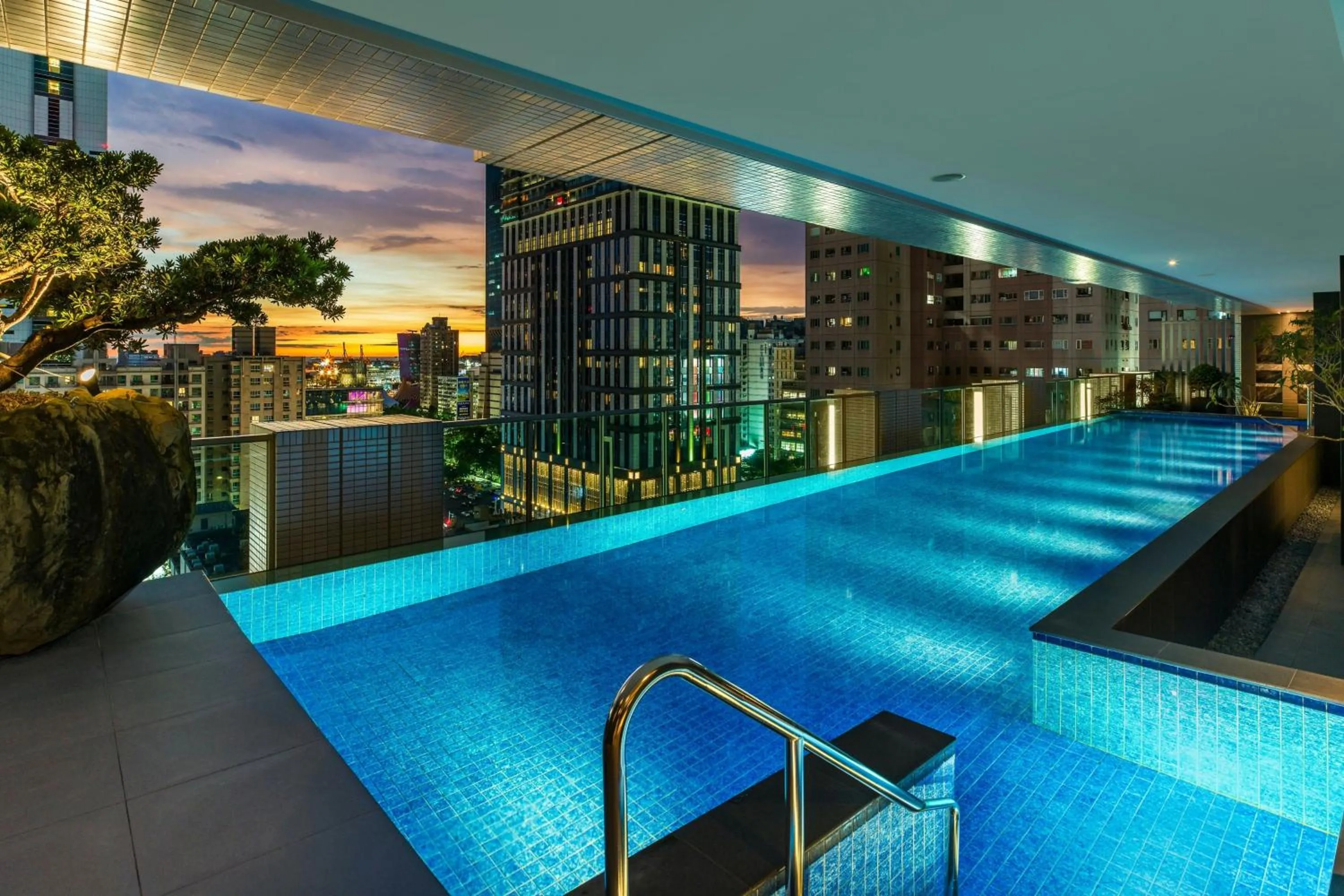 Swimming pool in THE AMNIS, a Luxury Collection Hotel, Kaohsiung