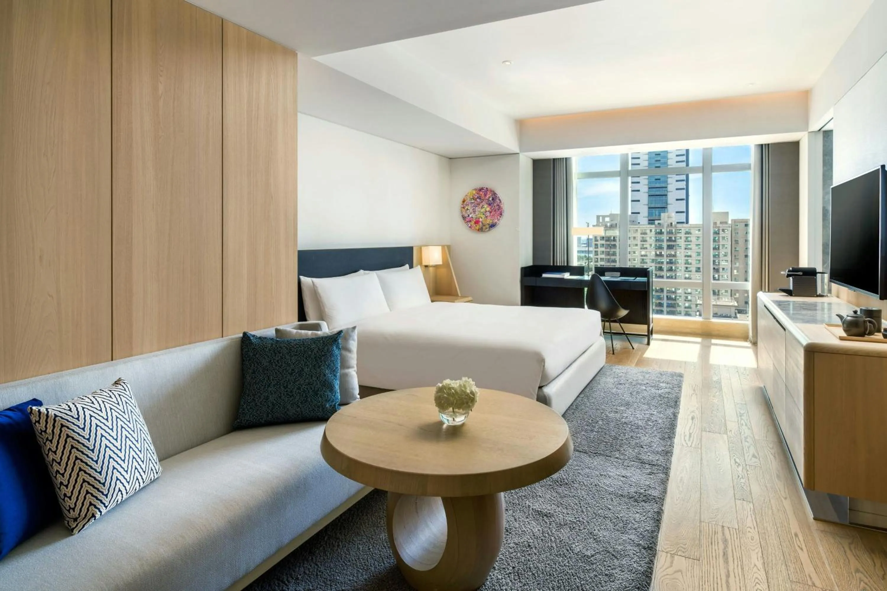 Photo of the whole room, Bed in THE AMNIS, a Luxury Collection Hotel, Kaohsiung