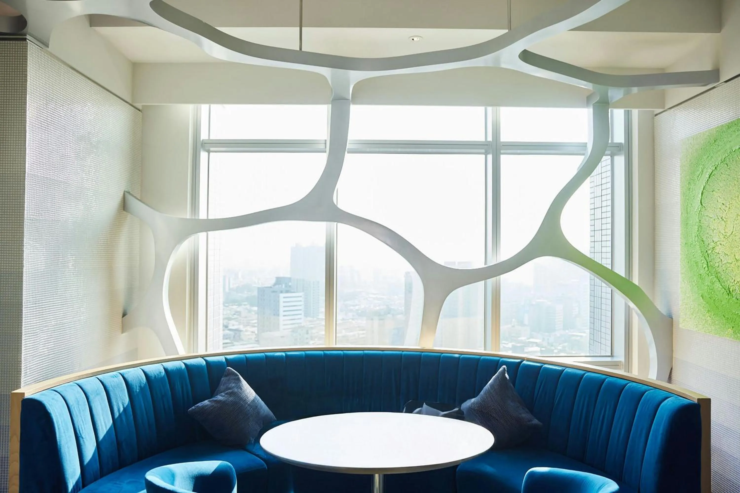 Lounge or bar in THE AMNIS, a Luxury Collection Hotel, Kaohsiung