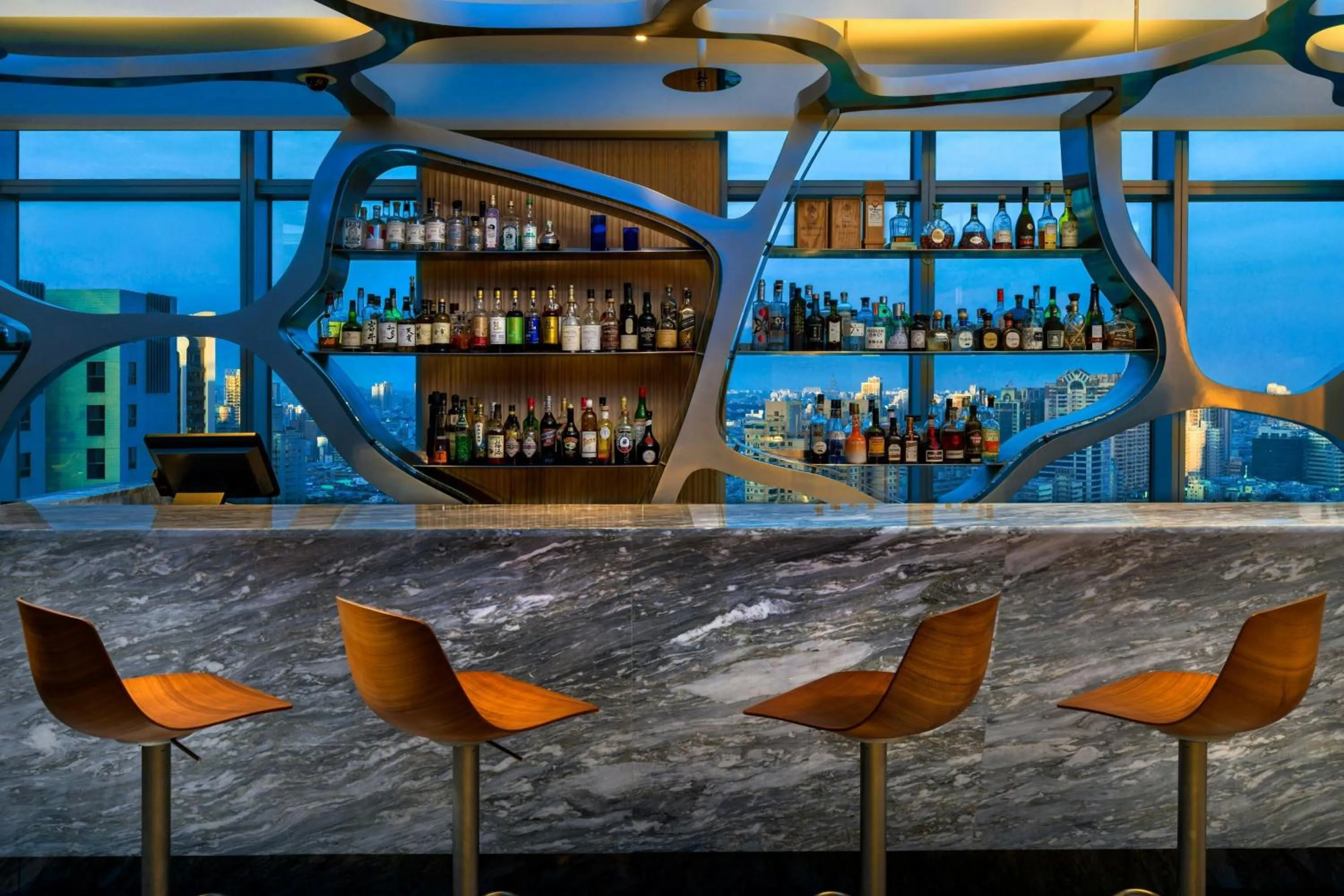Lounge or bar in THE AMNIS, a Luxury Collection Hotel, Kaohsiung