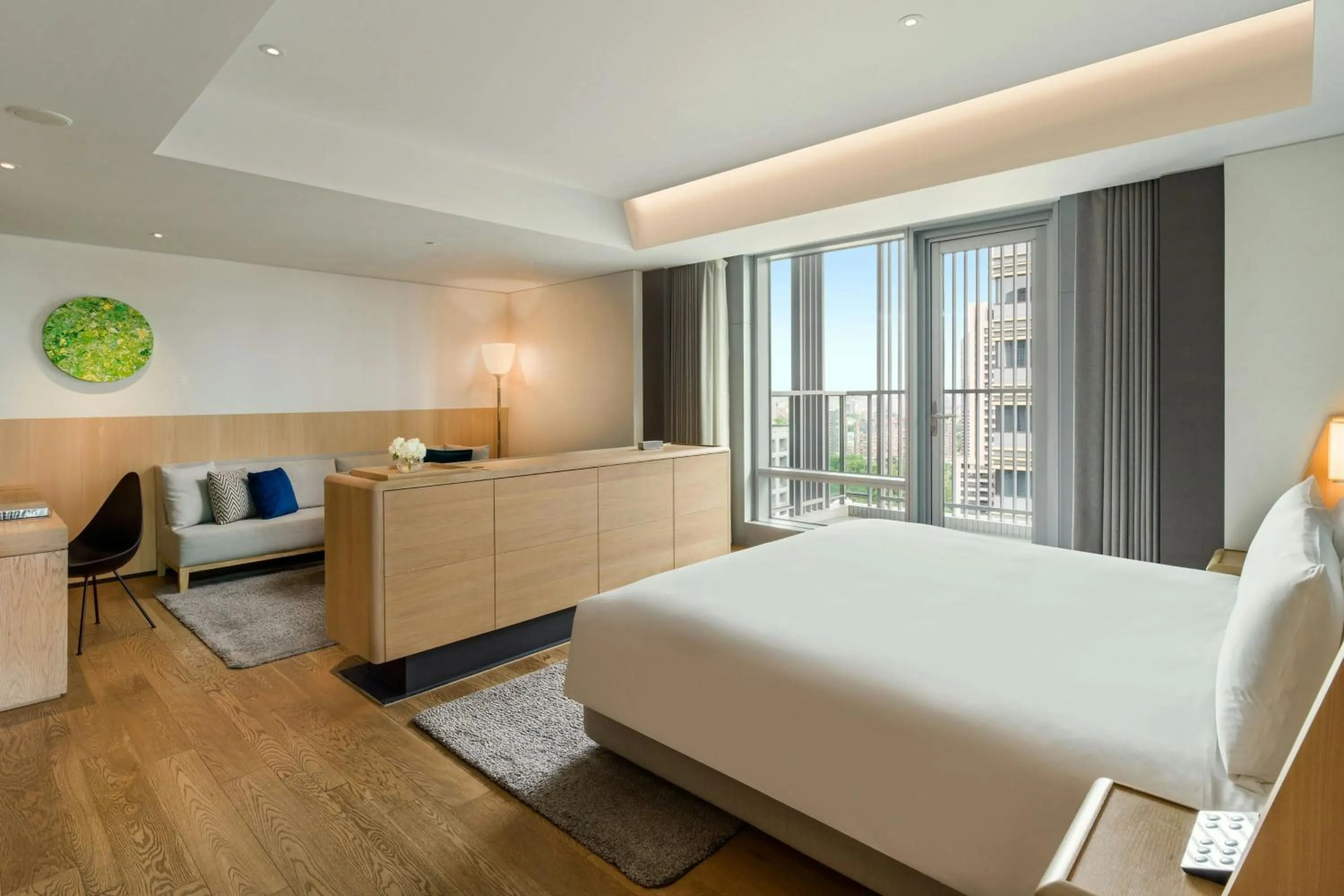 Photo of the whole room, Bed in THE AMNIS, a Luxury Collection Hotel, Kaohsiung
