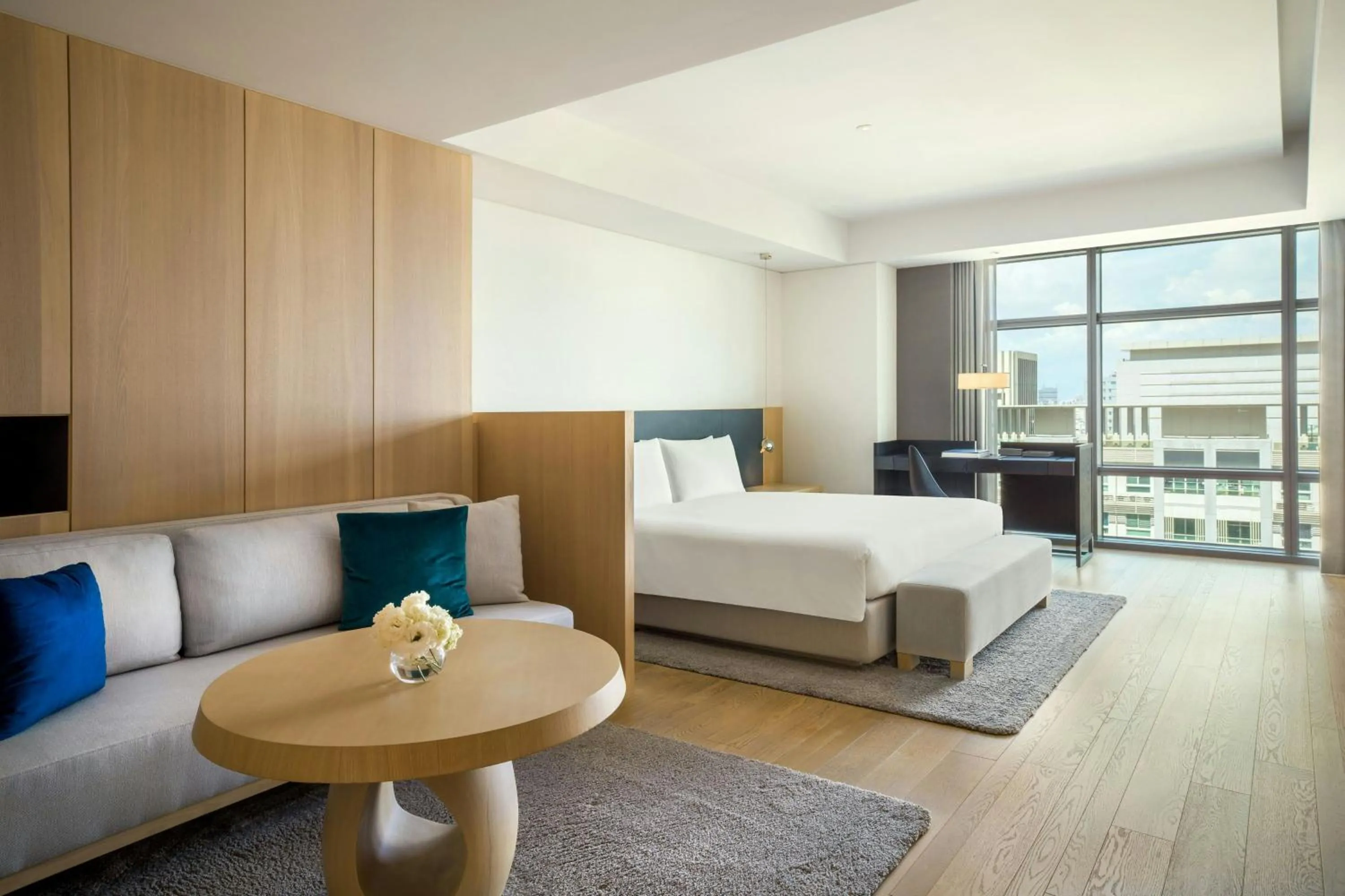 Photo of the whole room, Bed in THE AMNIS, a Luxury Collection Hotel, Kaohsiung