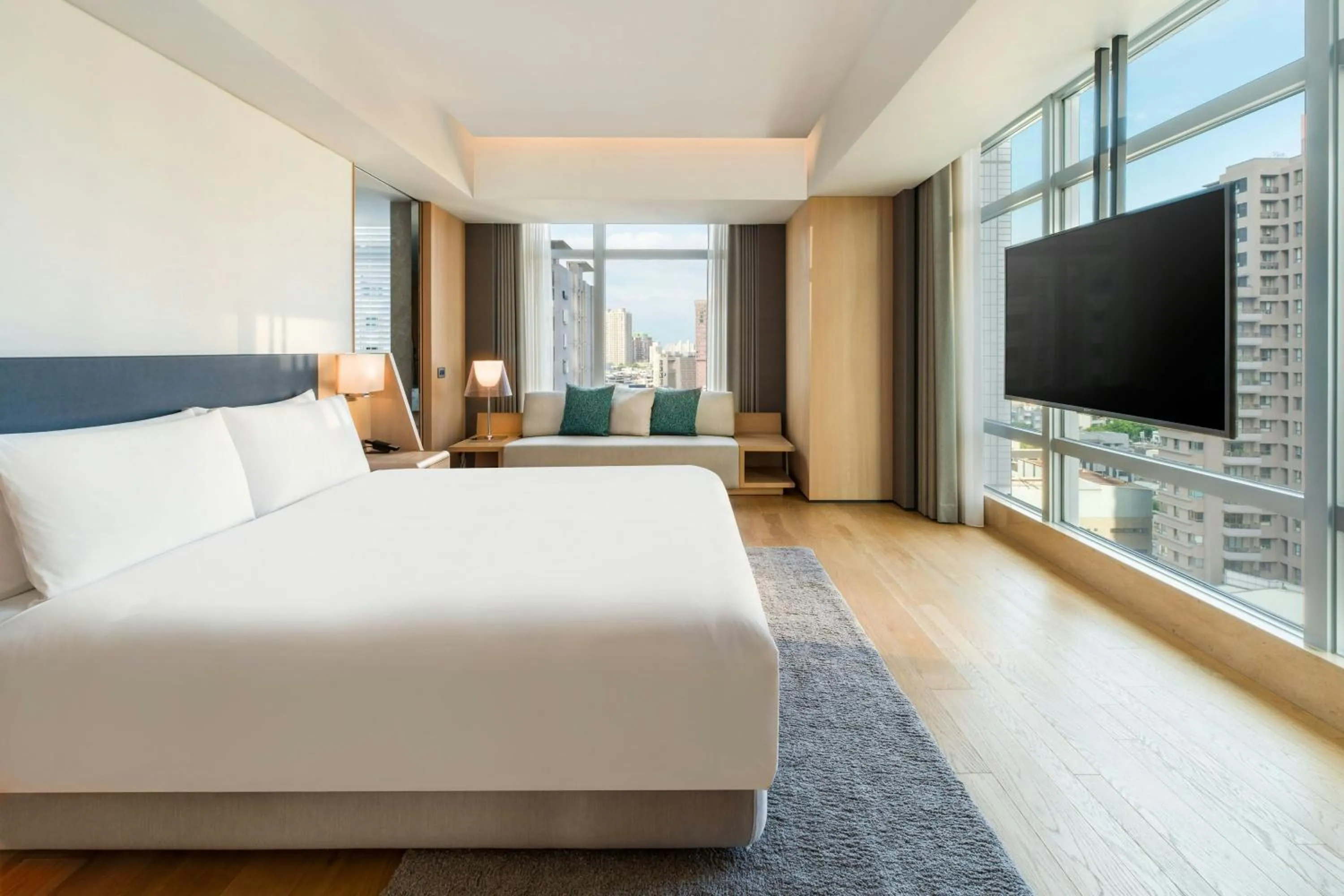 Photo of the whole room, Bed in THE AMNIS, a Luxury Collection Hotel, Kaohsiung