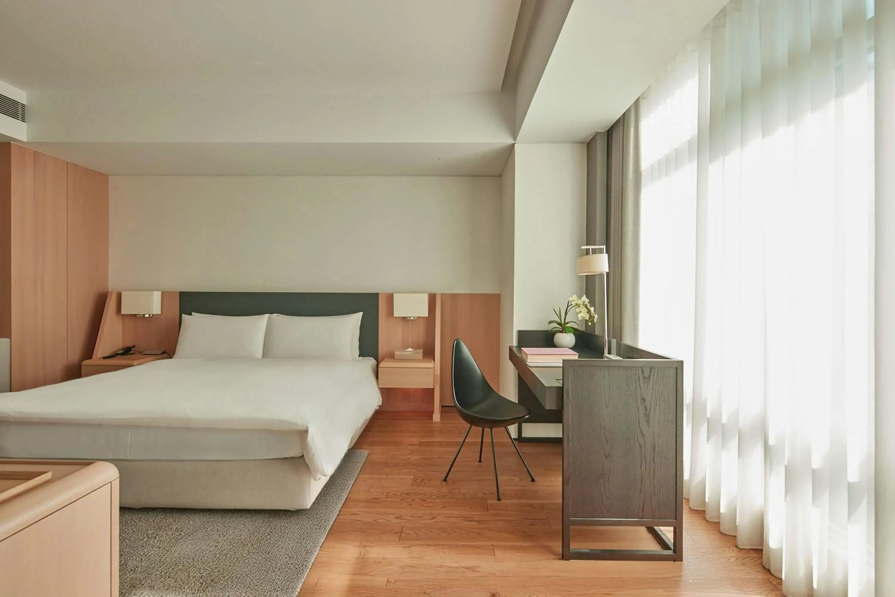 Photo of the whole room, Bed in THE AMNIS, a Luxury Collection Hotel, Kaohsiung