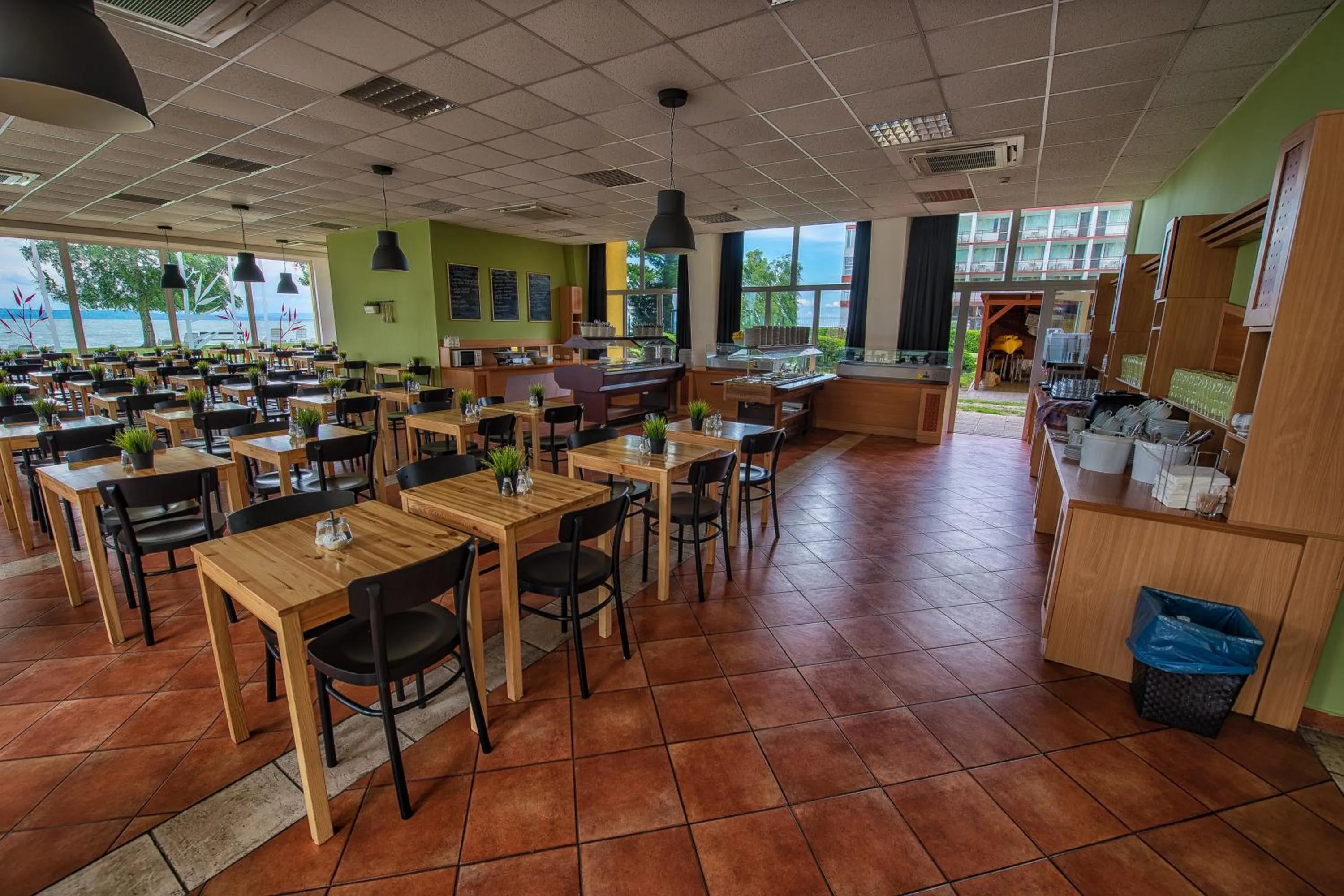 Restaurant/places to eat in Hotel Lido