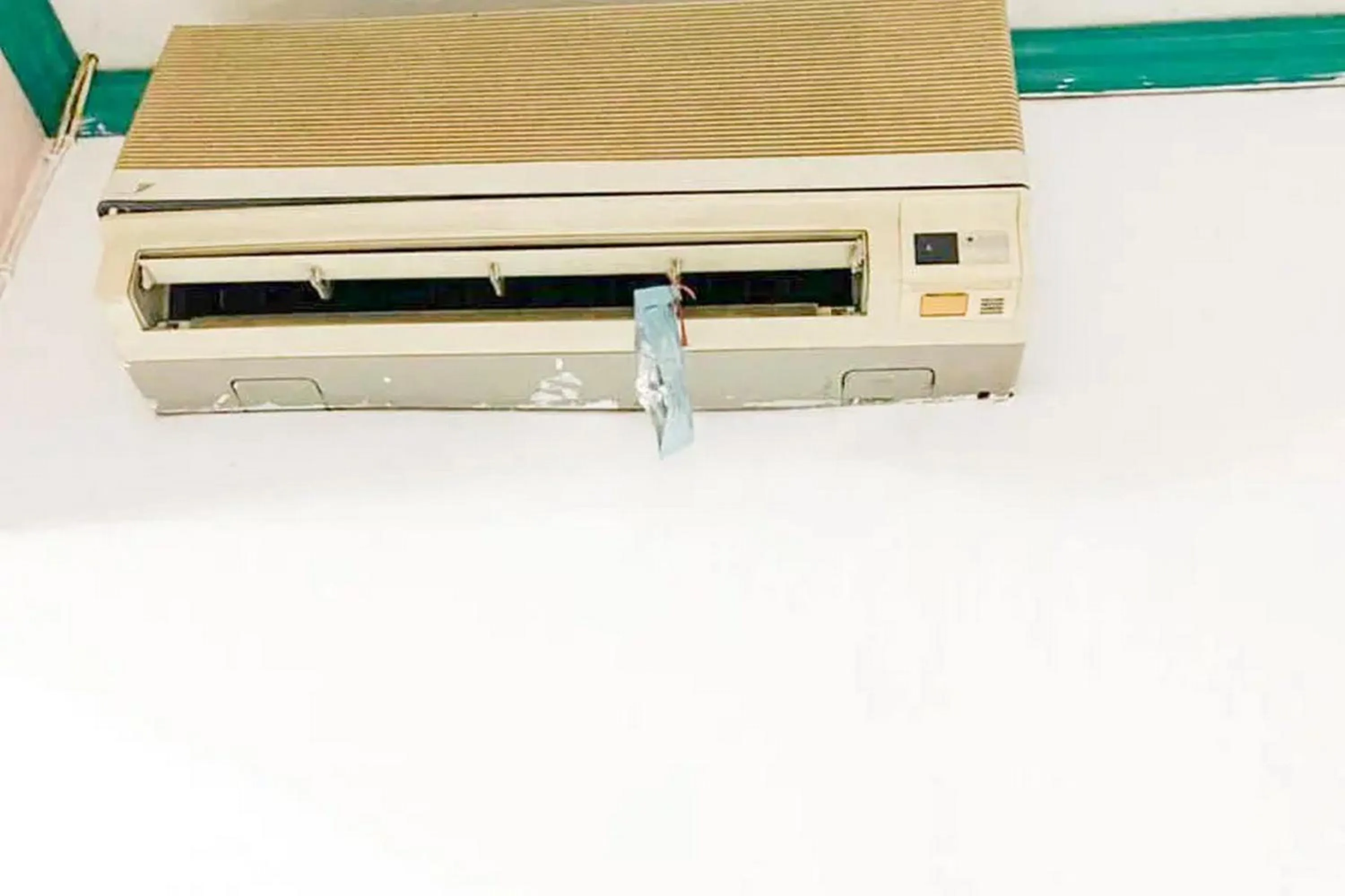 air conditioner in Hotel Shabine Rungkut Mitra RedDoorz