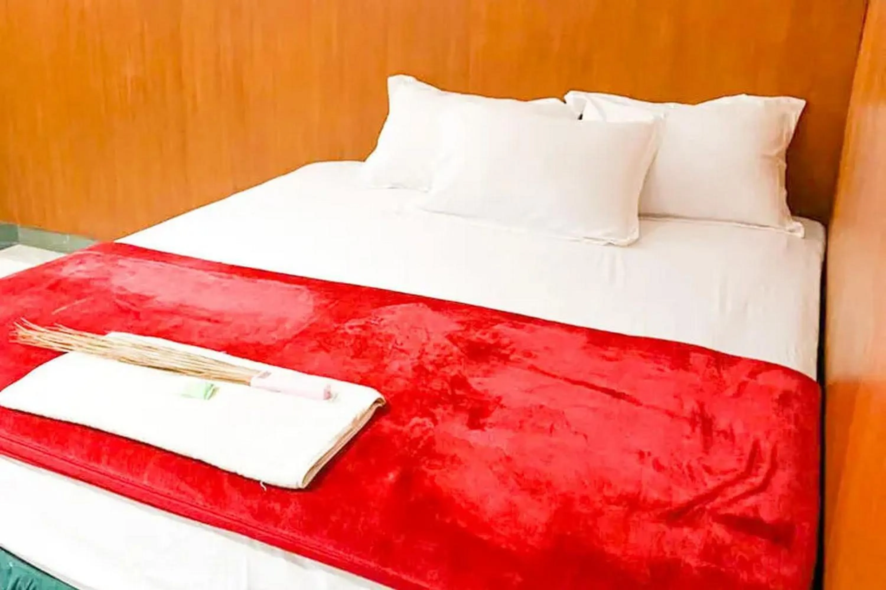 Bedroom, Bed in Hotel Shabine Rungkut Mitra RedDoorz