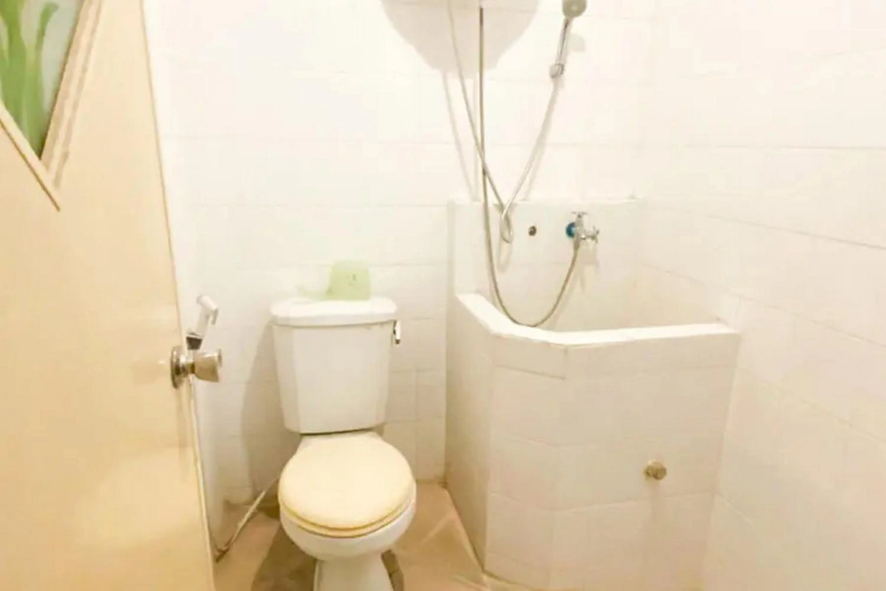 Bathroom in Hotel Shabine Rungkut Mitra RedDoorz