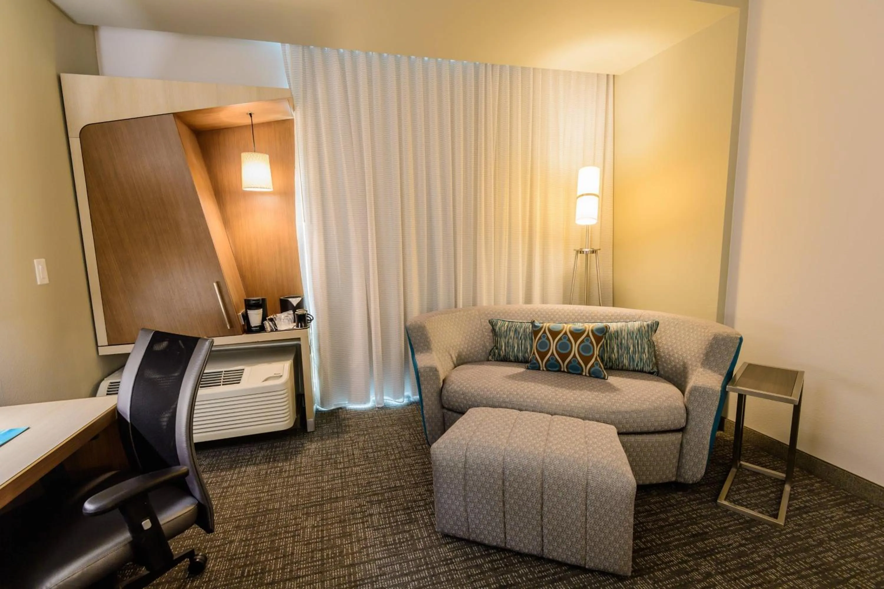 Photo of the whole room in Courtyard by Marriott Lake Jackson