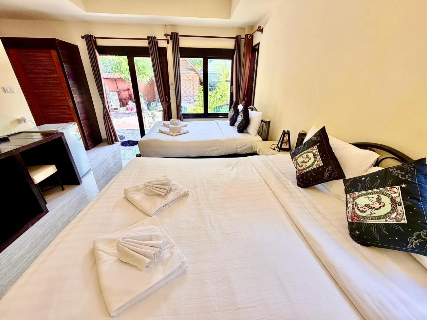 Bed in Sea To Moon Lipe