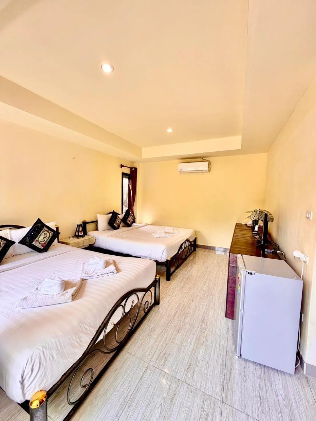 Bed in Sea To Moon Lipe