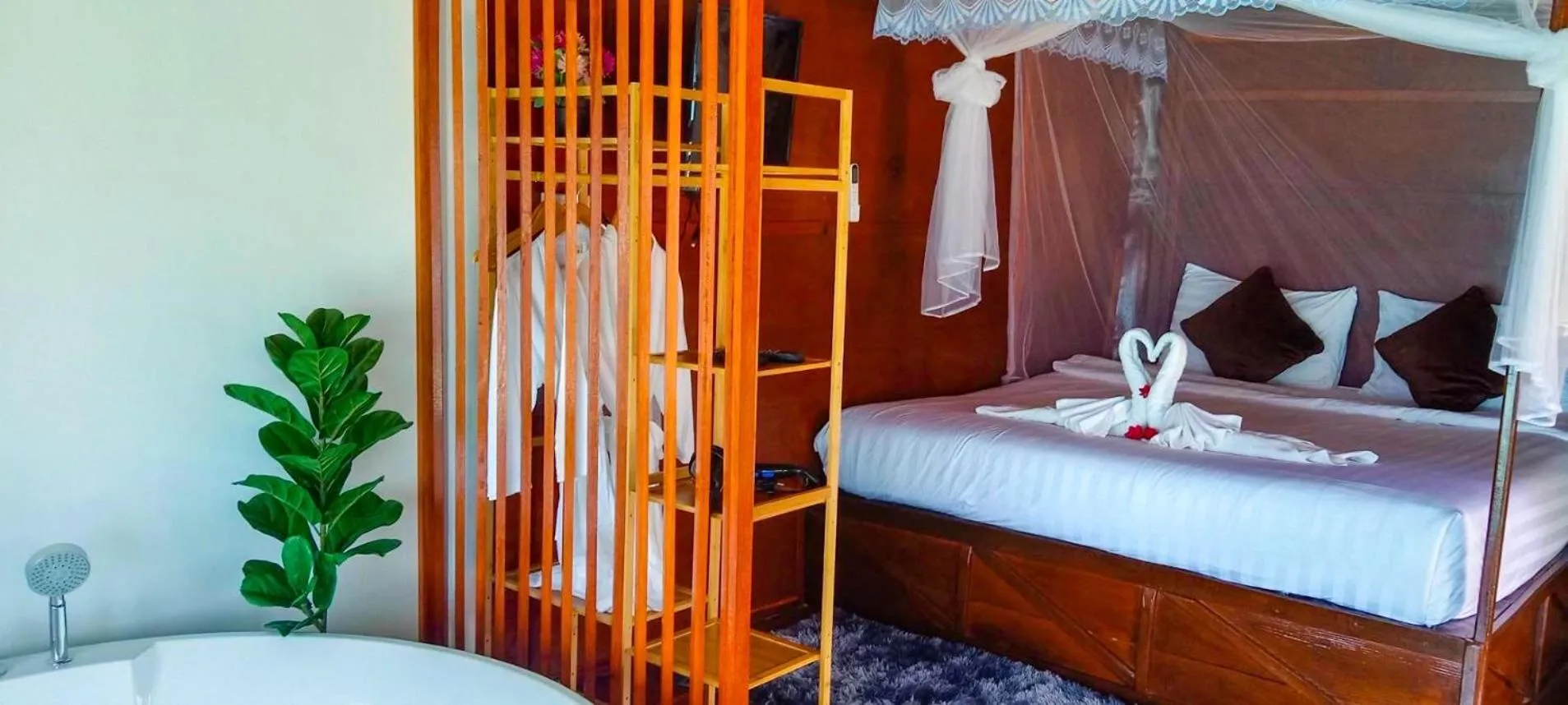 Bed in Sea To Moon Lipe