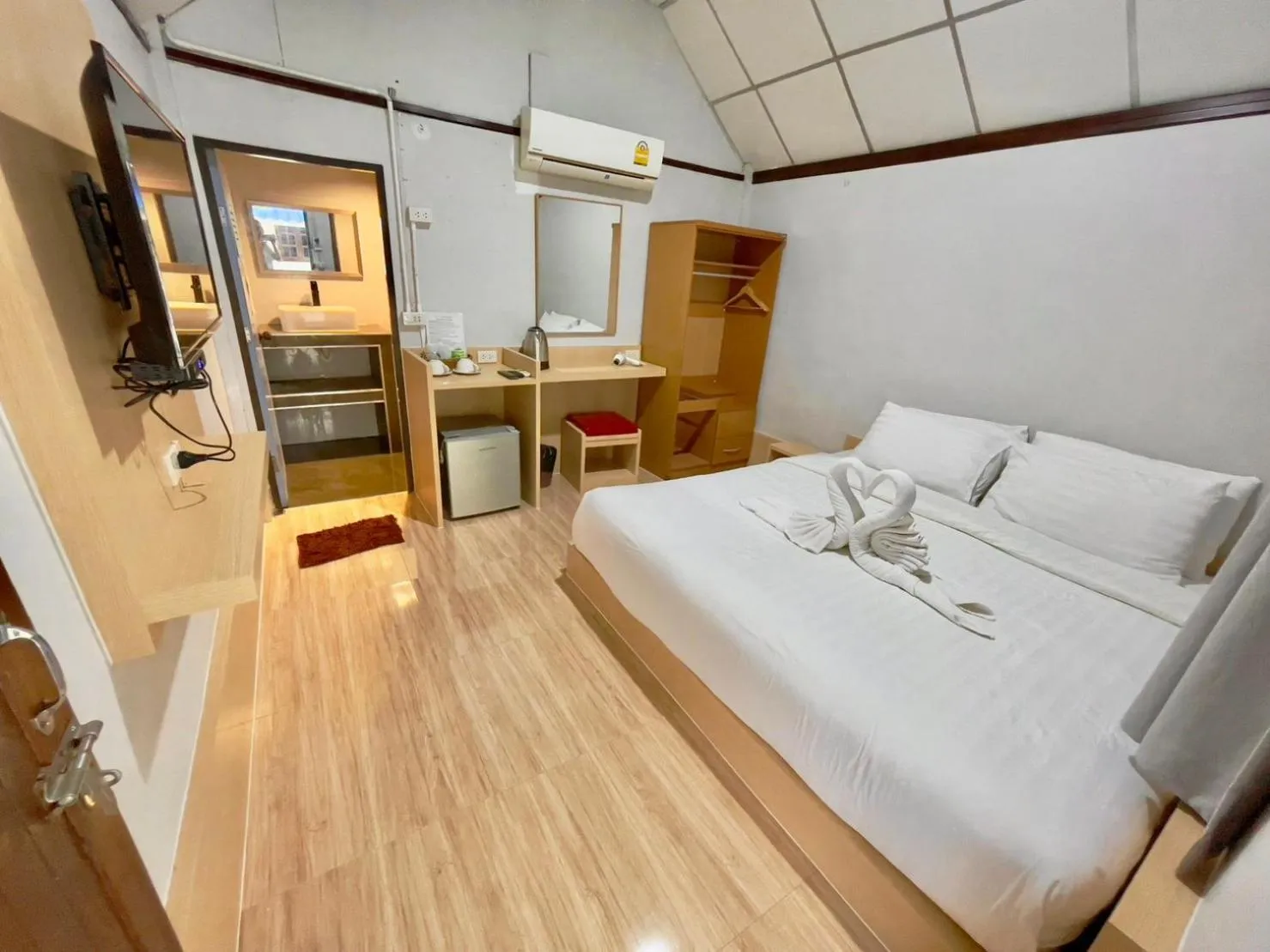 Bed in Sea To Moon Lipe