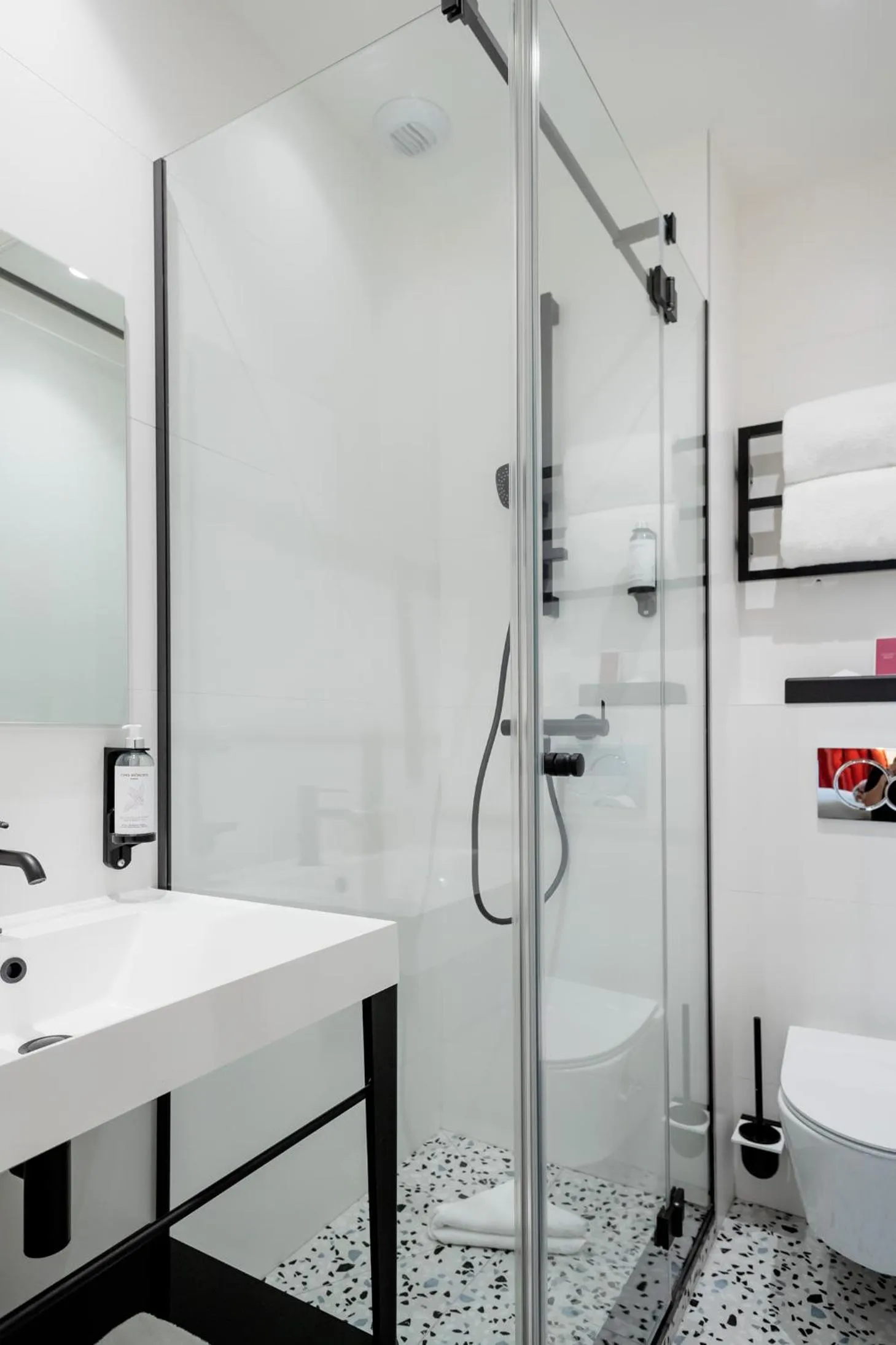 Bathroom in Trendy Canettes Hotel