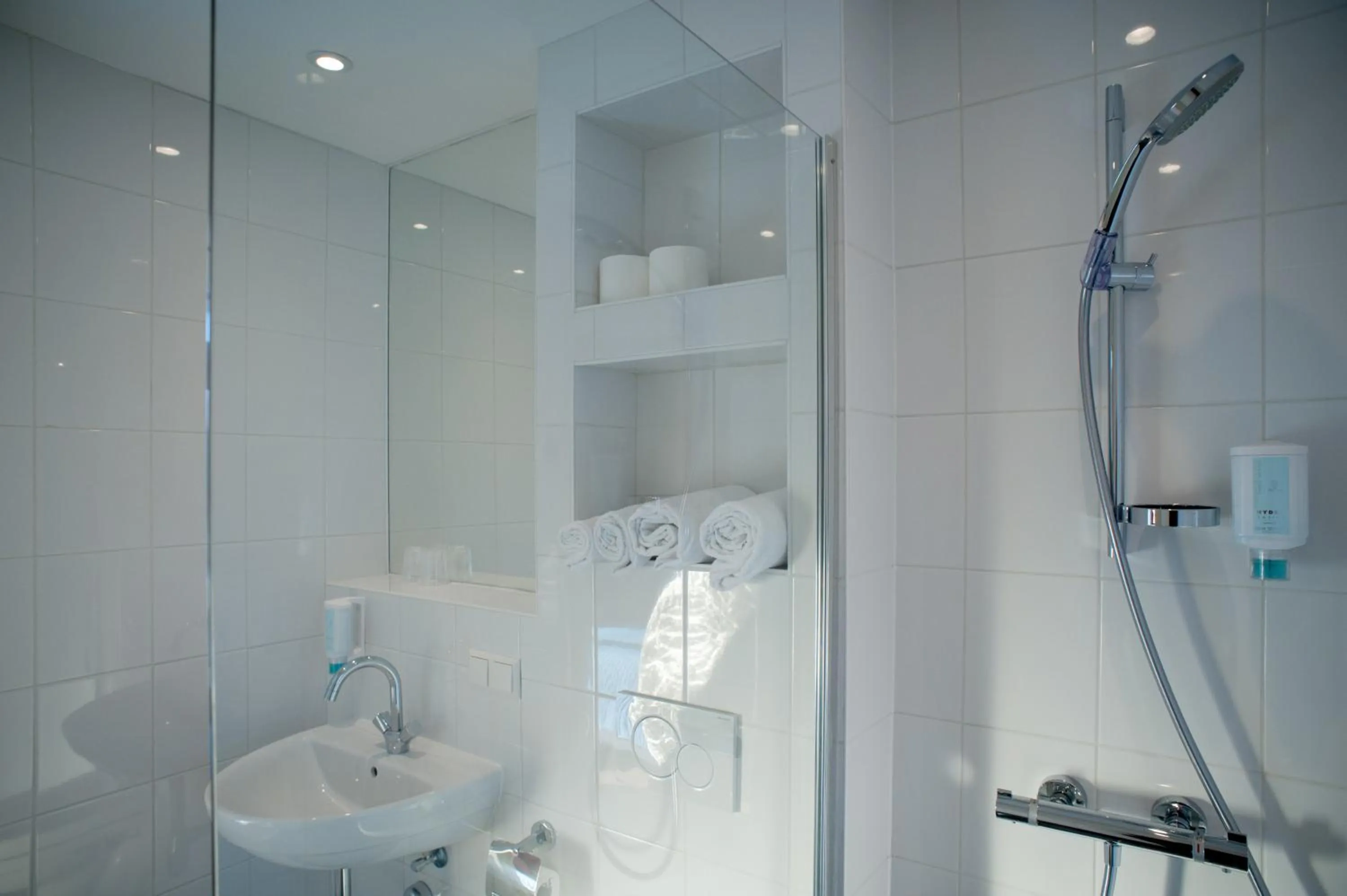 Shower in Hotel Grand Cafe Deight