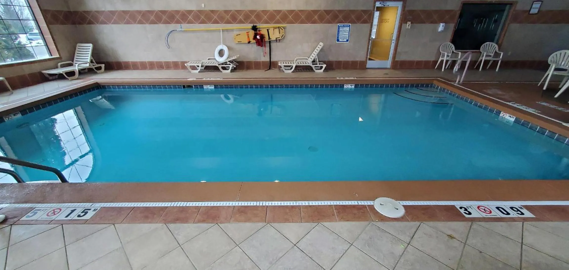 Swimming pool in Comfort Suites Grand Rapids South