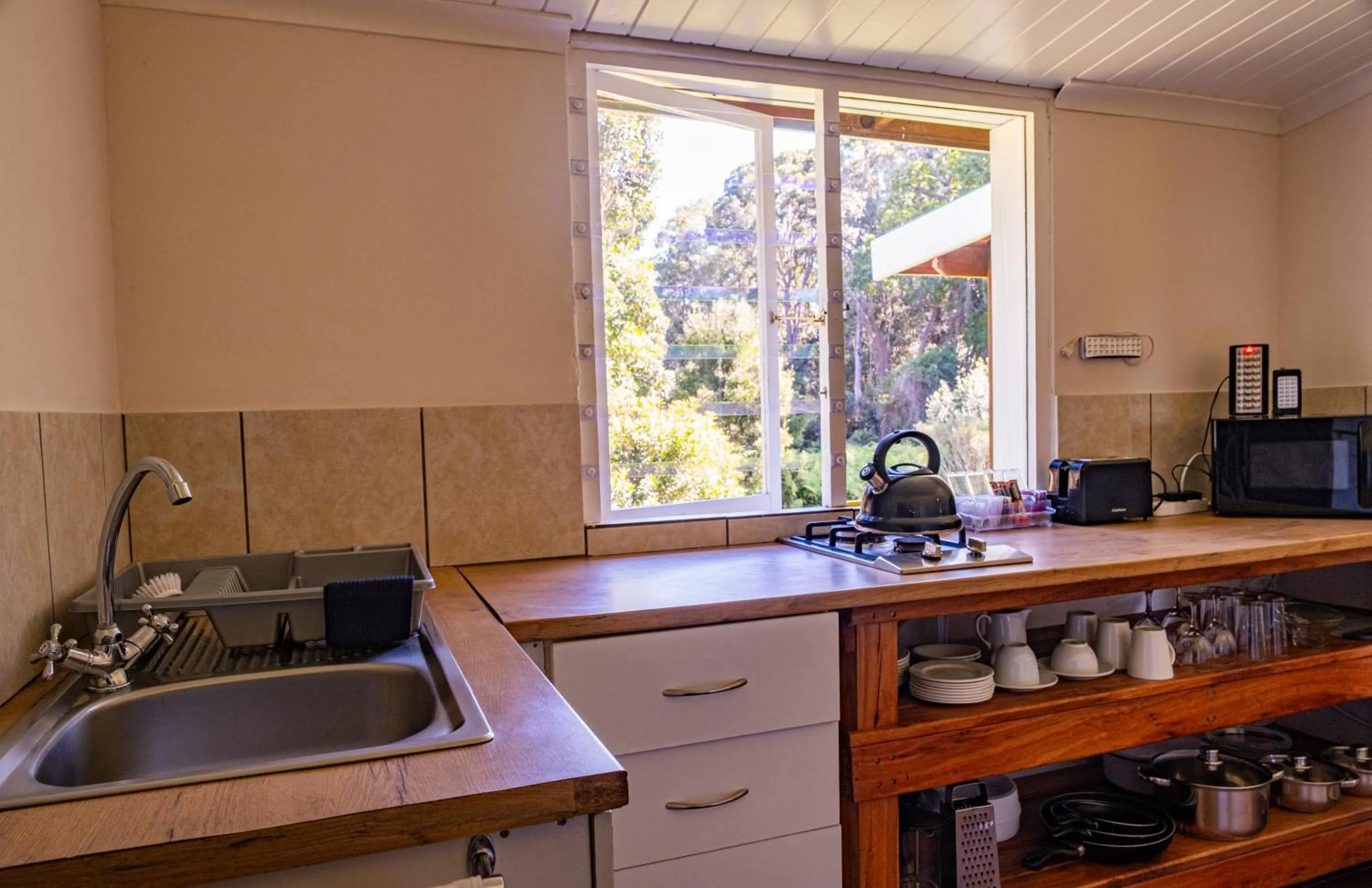 microwave in Natures Way Bushbuck Cottage