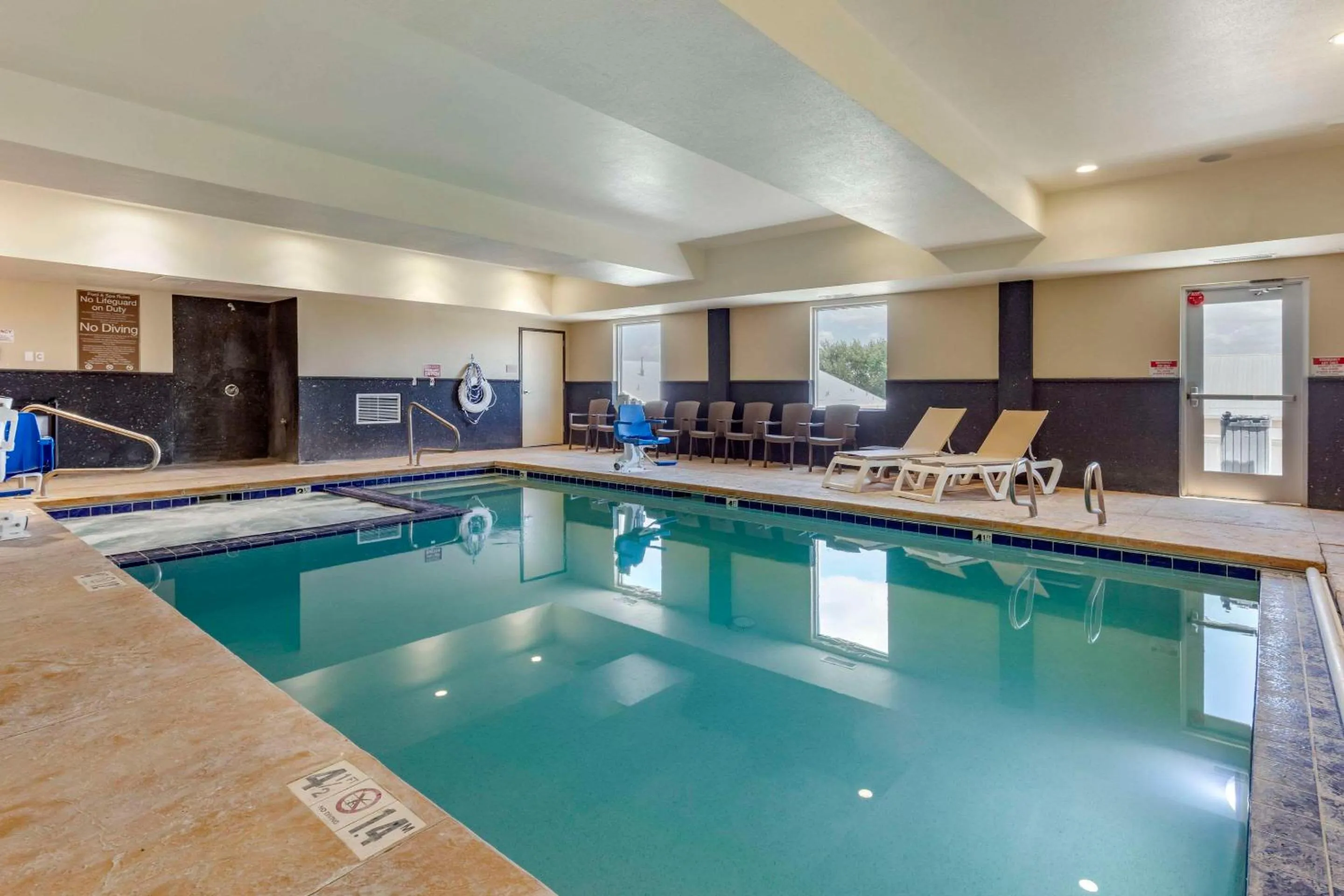 Swimming pool in Comfort Inn & Suites